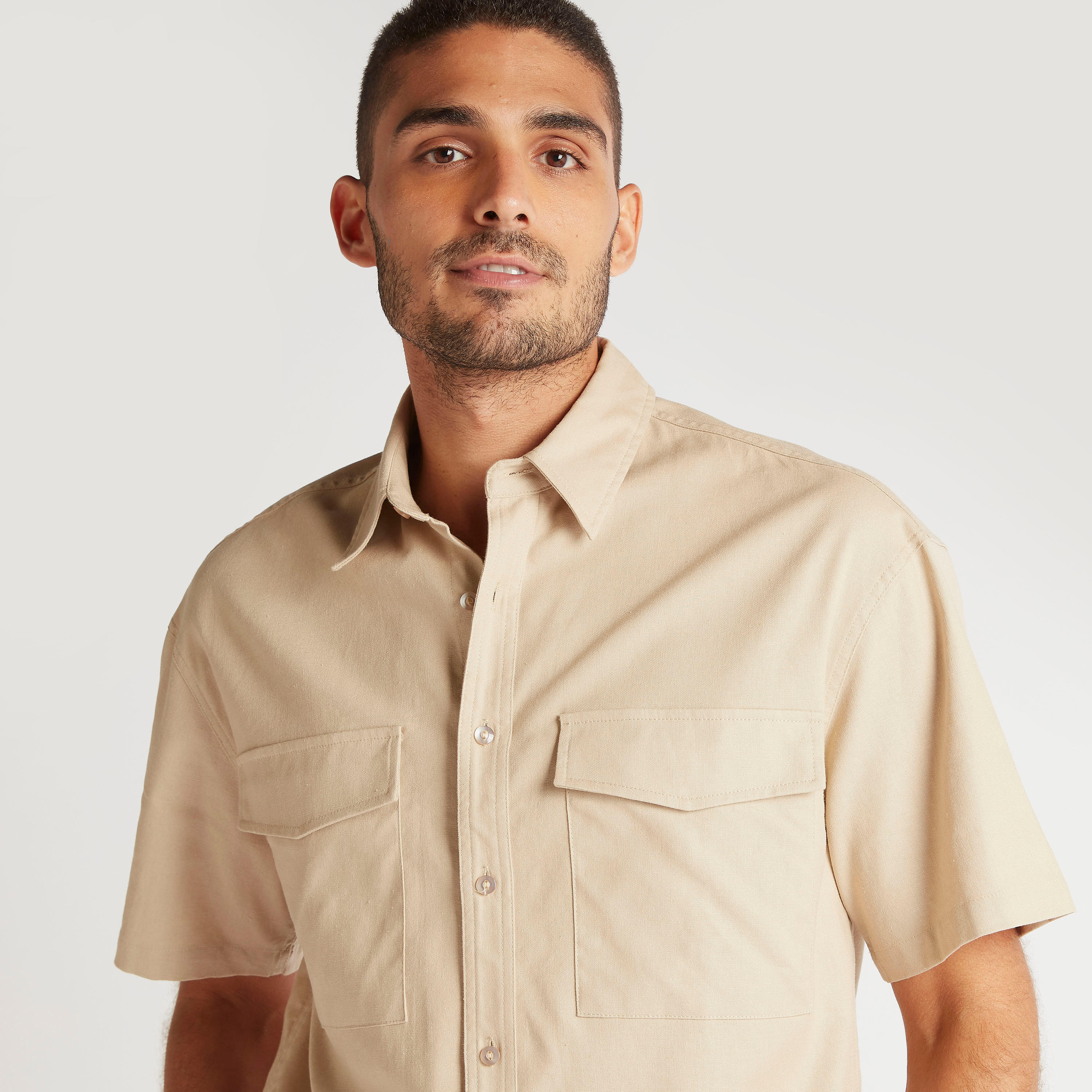 قميص سادة بقصّة مريحة وأكمام قصيرة وجيوب-men-clothing-shirts-image-3