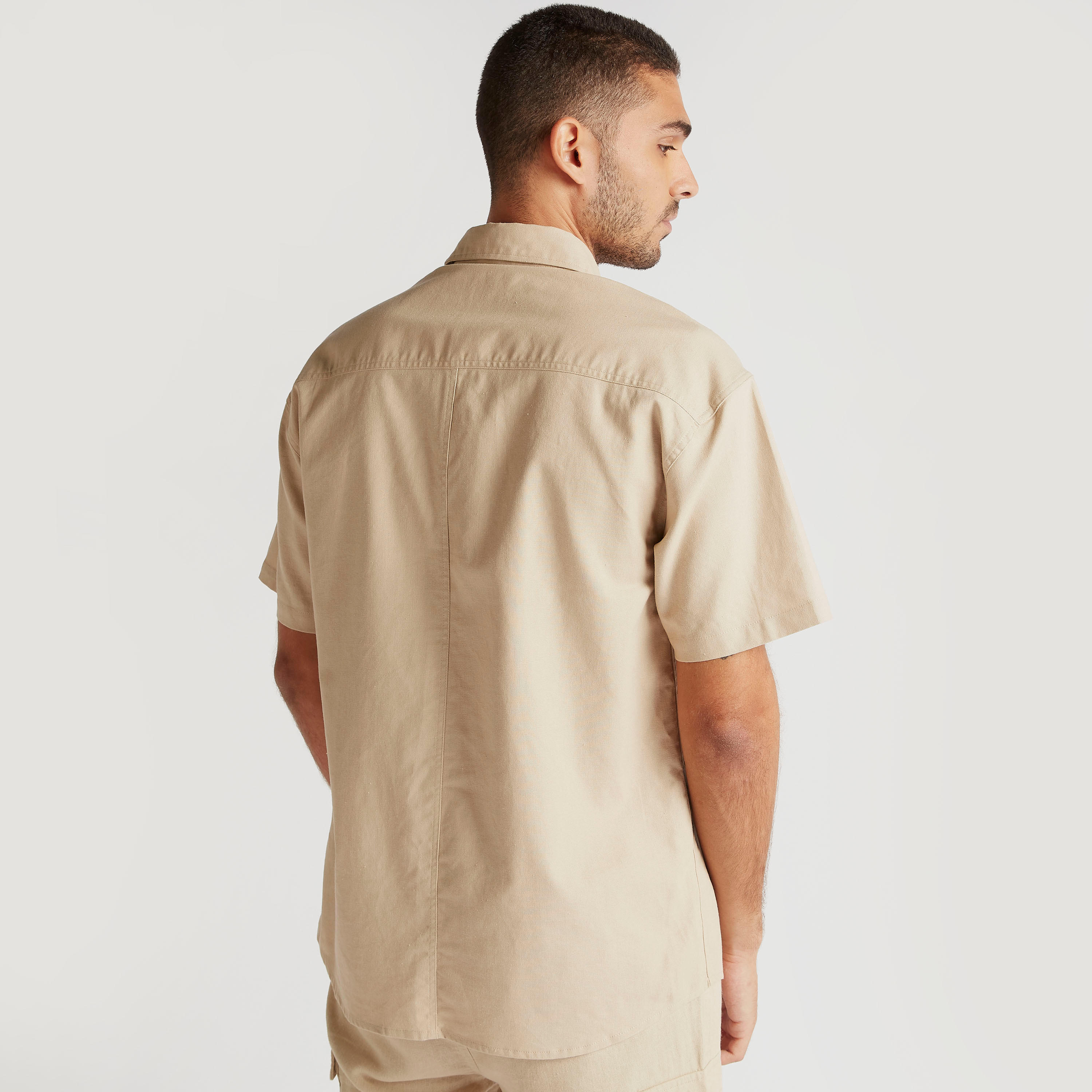 قميص سادة بقصّة مريحة وأكمام قصيرة وجيوب-men-clothing-shirts-image-2