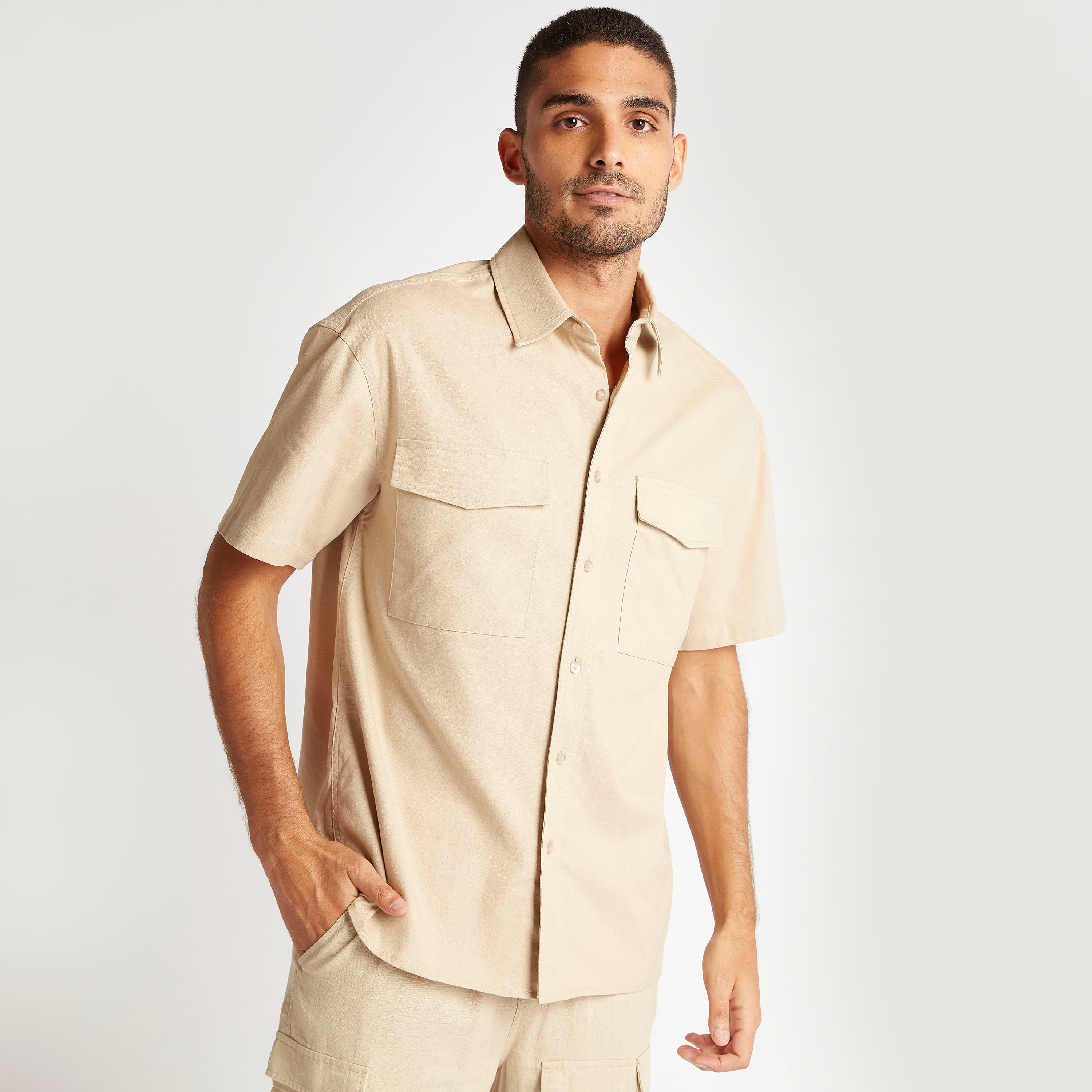 قميص سادة بقصّة مريحة وأكمام قصيرة وجيوب-men-clothing-shirts-image-1