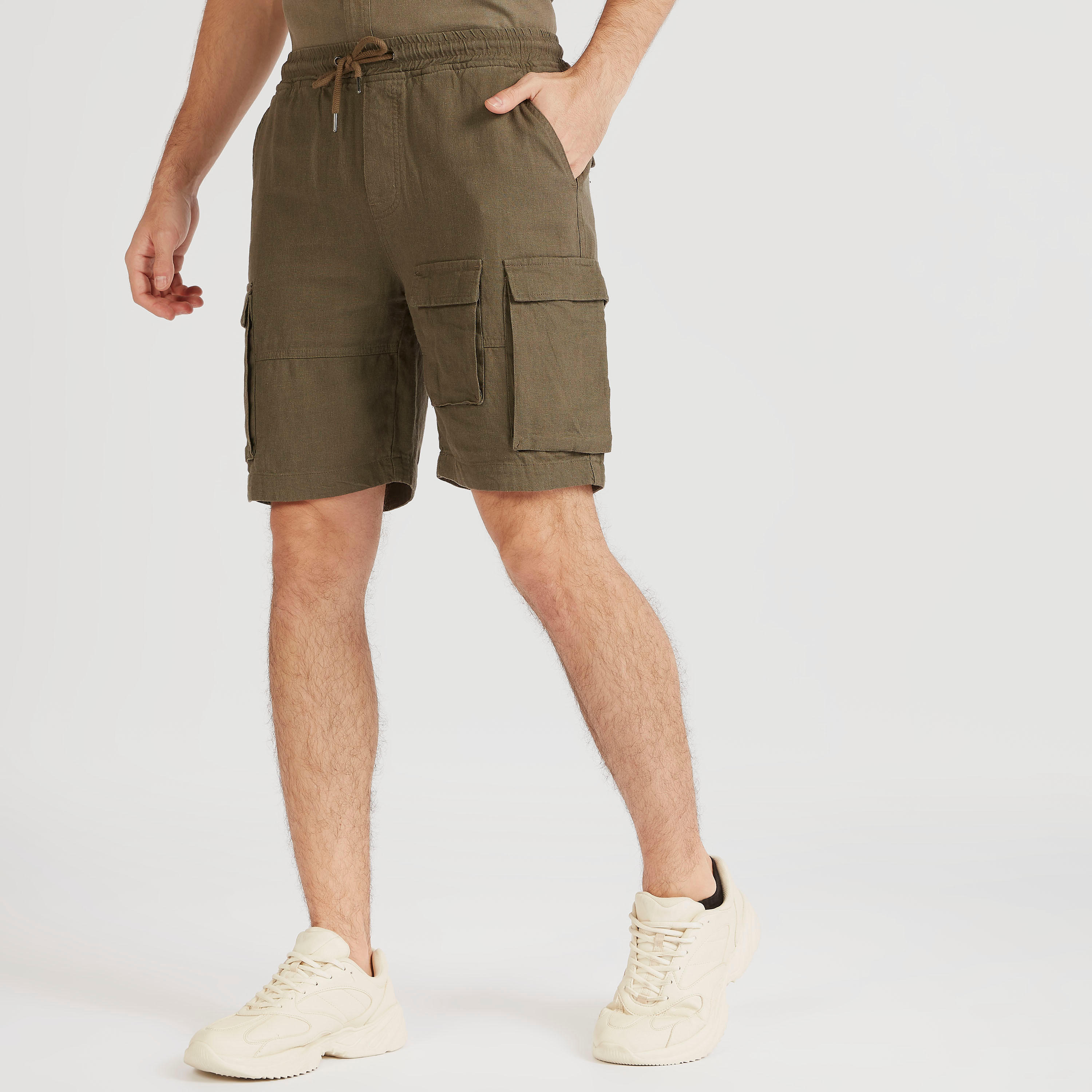 شورت كارجو بخصر مطّاطي متوسّط الارتفاع-men-clothing-bottoms-shorts-image-4