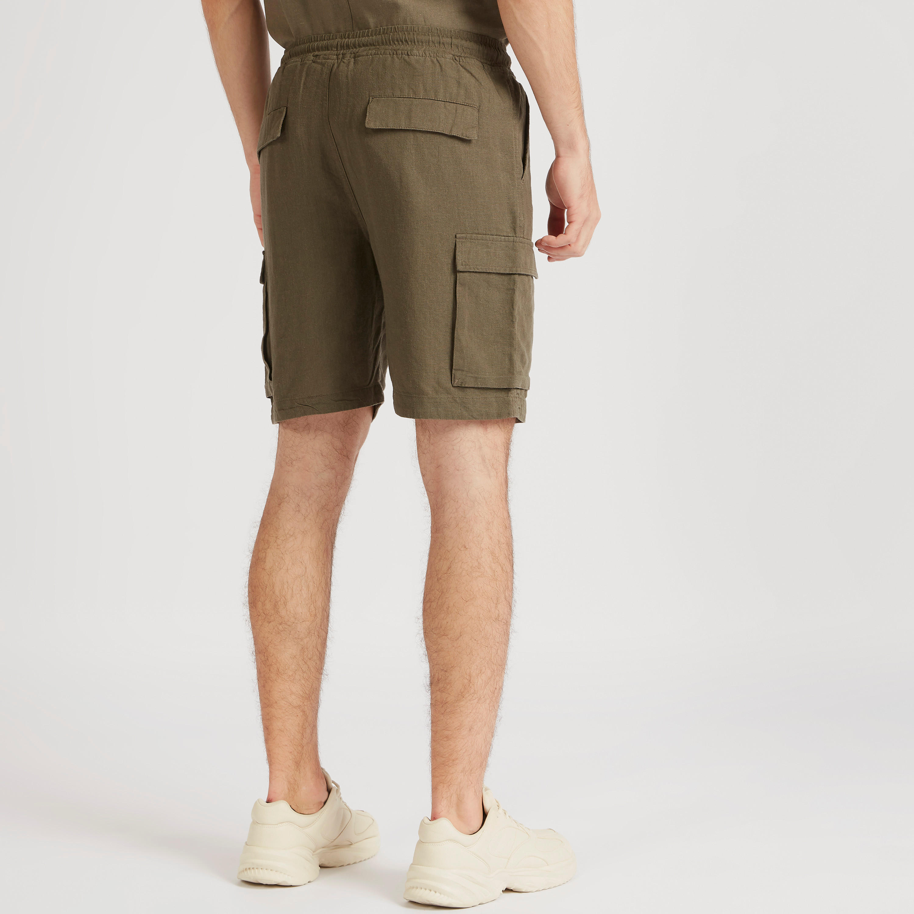 شورت كارجو بخصر مطّاطي متوسّط الارتفاع-men-clothing-bottoms-shorts-image-1
