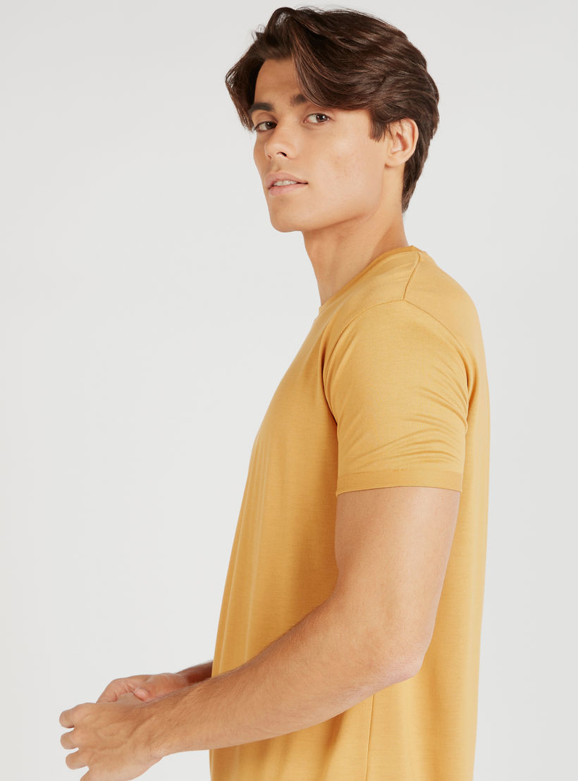 تيشيرت طويل سادة بياقة ضيقة وأكمام قصيرة-men-clothing-tshirtsandpolos-tshirts-image-3