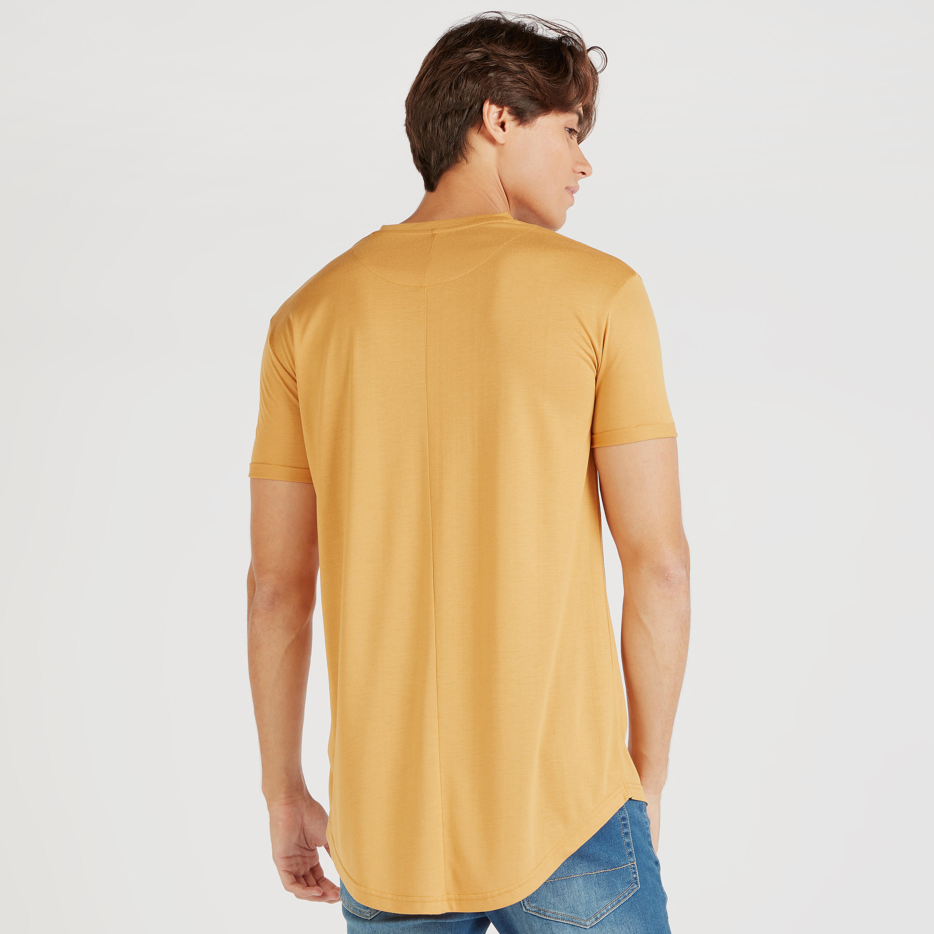 تيشيرت طويل سادة بياقة ضيقة وأكمام قصيرة-men-clothing-tshirtsandpolos-tshirts-image-2