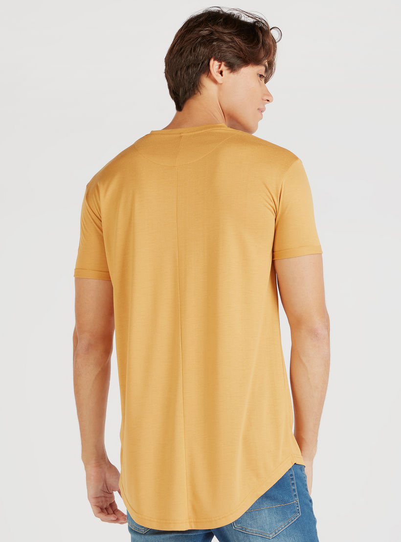 تيشيرت طويل سادة بياقة ضيقة وأكمام قصيرة-men-clothing-tshirtsandpolos-tshirts-image-2