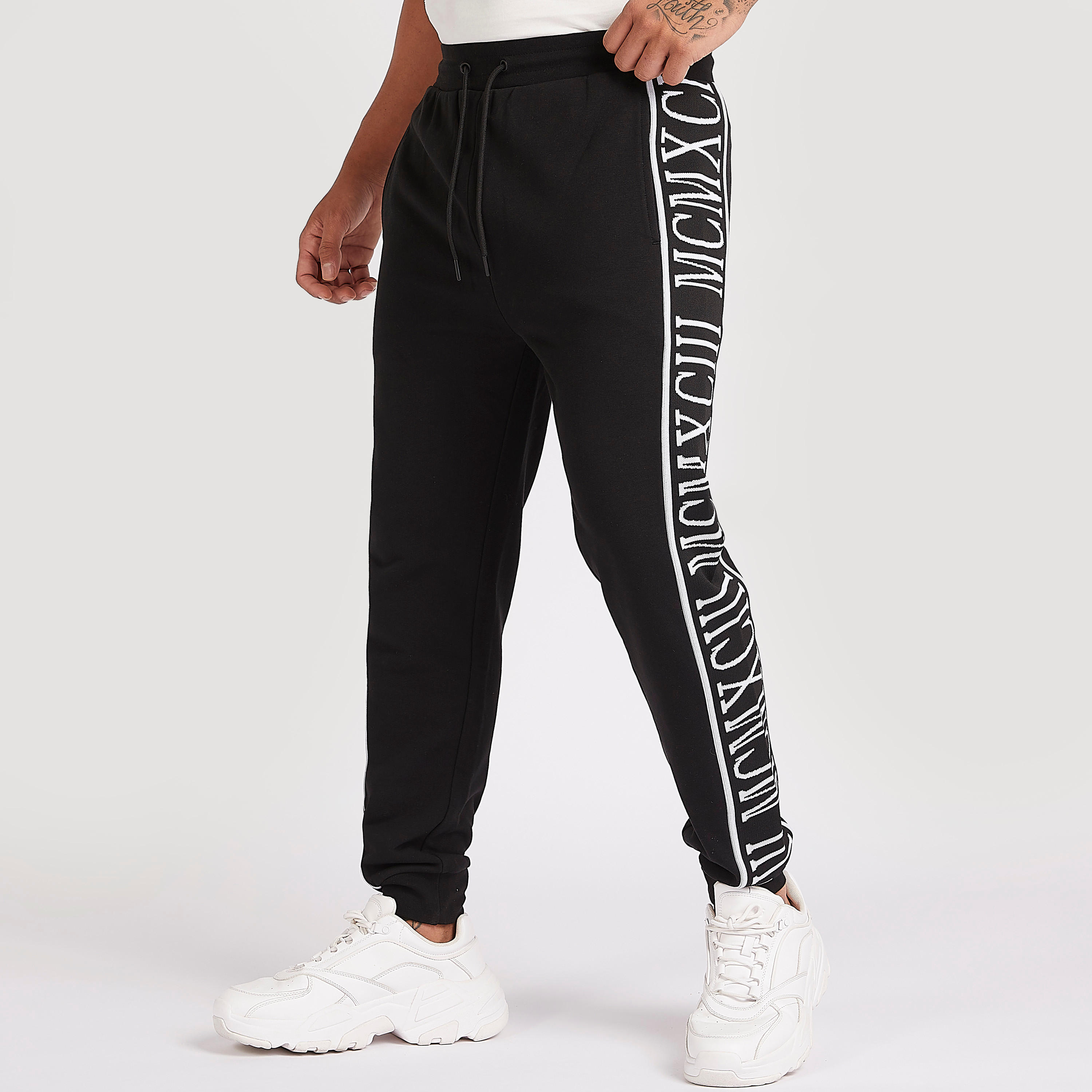 بنطلون رياضي برباط إغلاق وجيوب وطبعات-men-clothing-bottoms-joggers-image-4