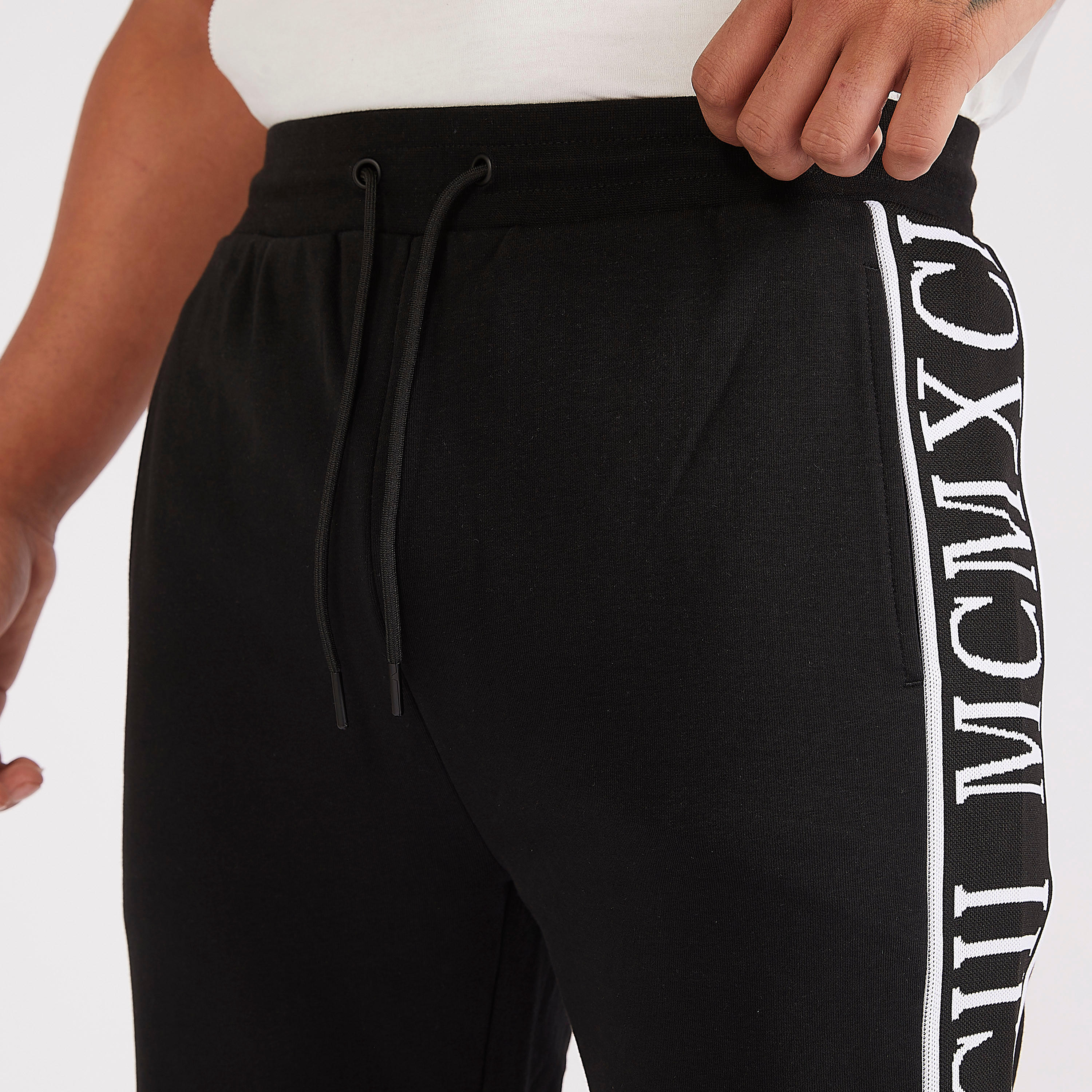 بنطلون رياضي برباط إغلاق وجيوب وطبعات-men-clothing-bottoms-joggers-image-2