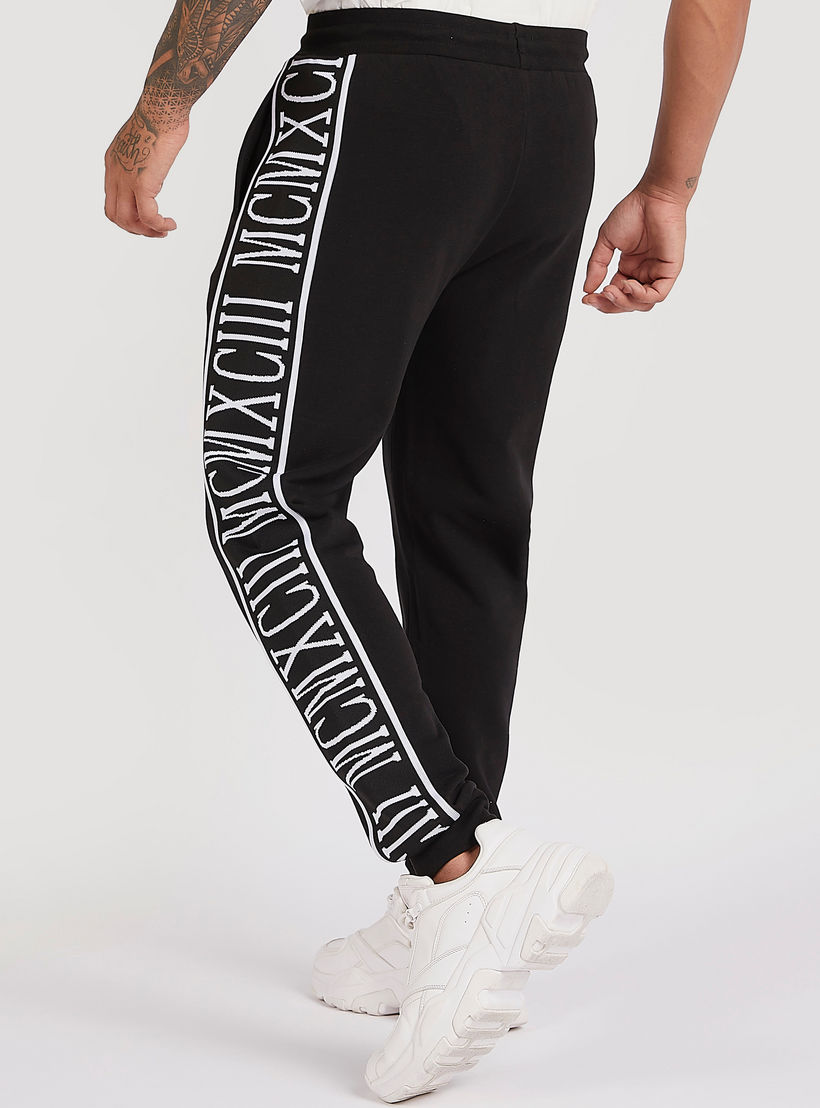 بنطلون رياضي برباط إغلاق وجيوب وطبعات-men-clothing-bottoms-joggers-image-1