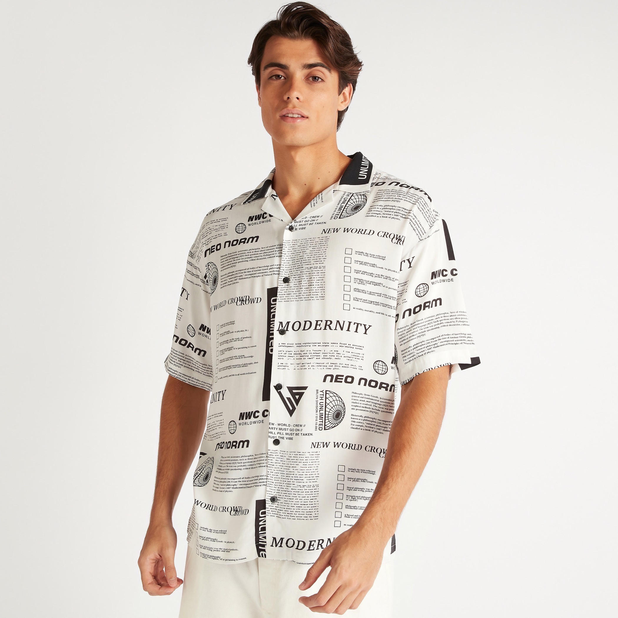 قميص بطبعات وياقة واسعة وأكمام قصيرة-men-clothing-shirts-image-1