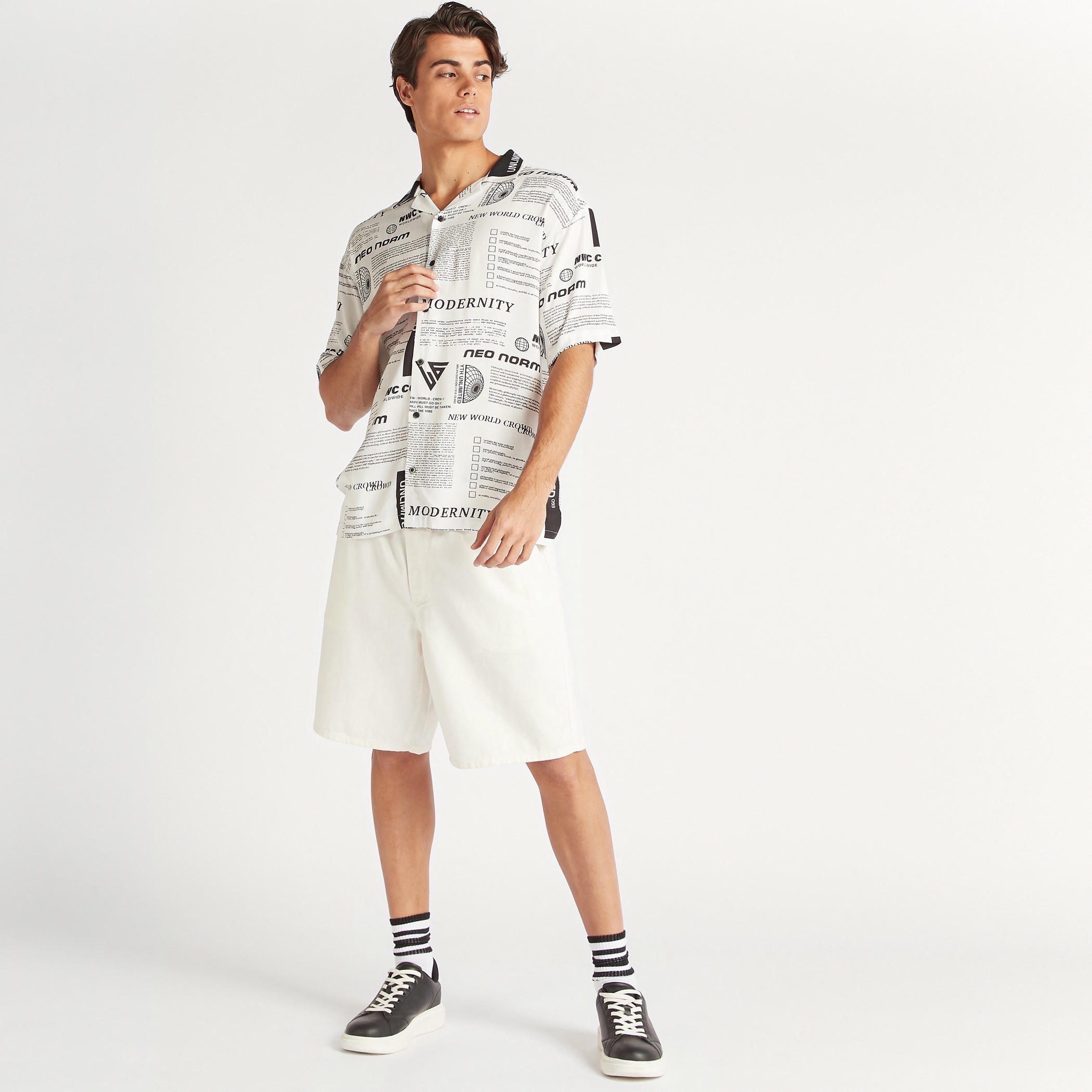قميص بطبعات وياقة واسعة وأكمام قصيرة-men-clothing-shirts-image-2