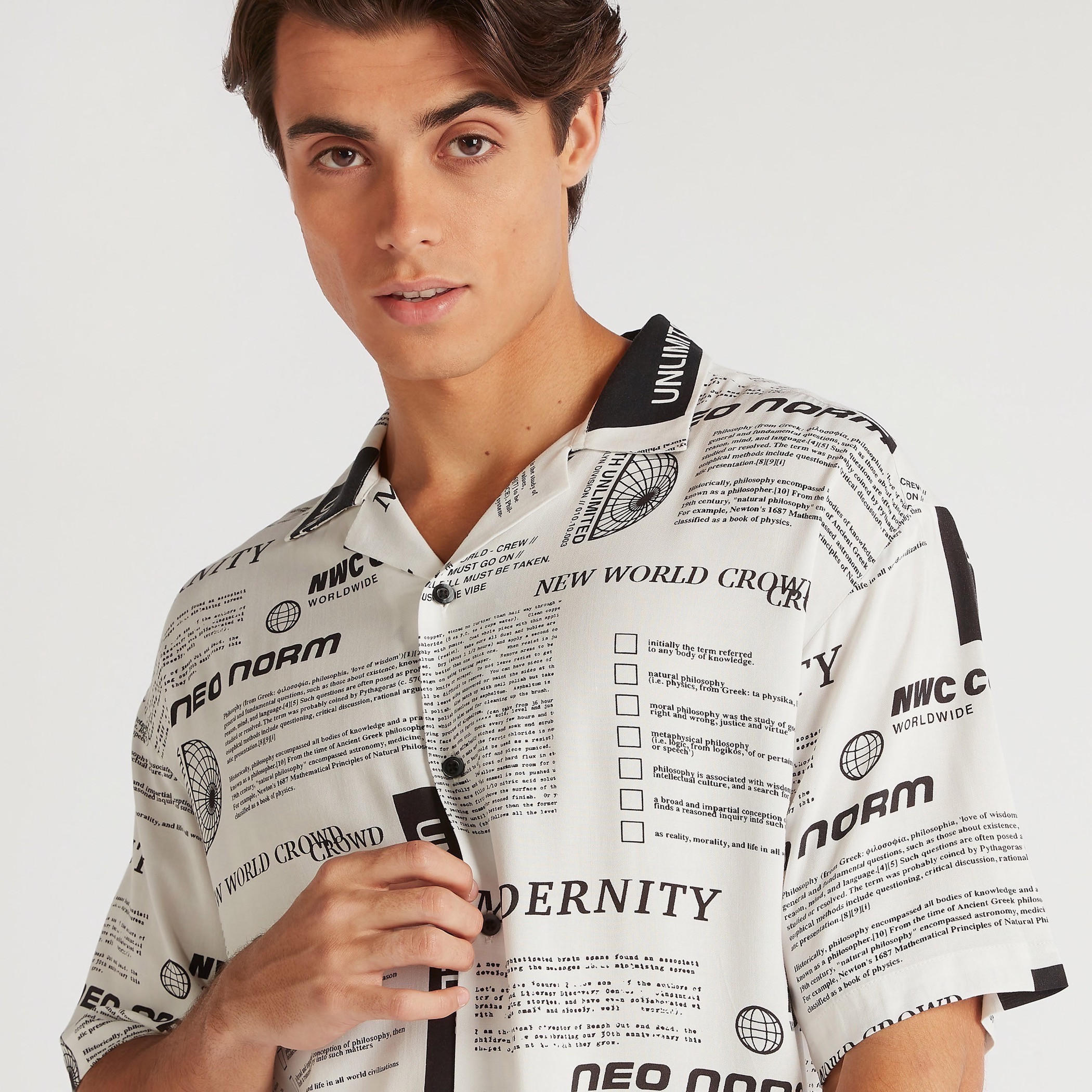 قميص بطبعات وياقة واسعة وأكمام قصيرة-men-clothing-shirts-image-3