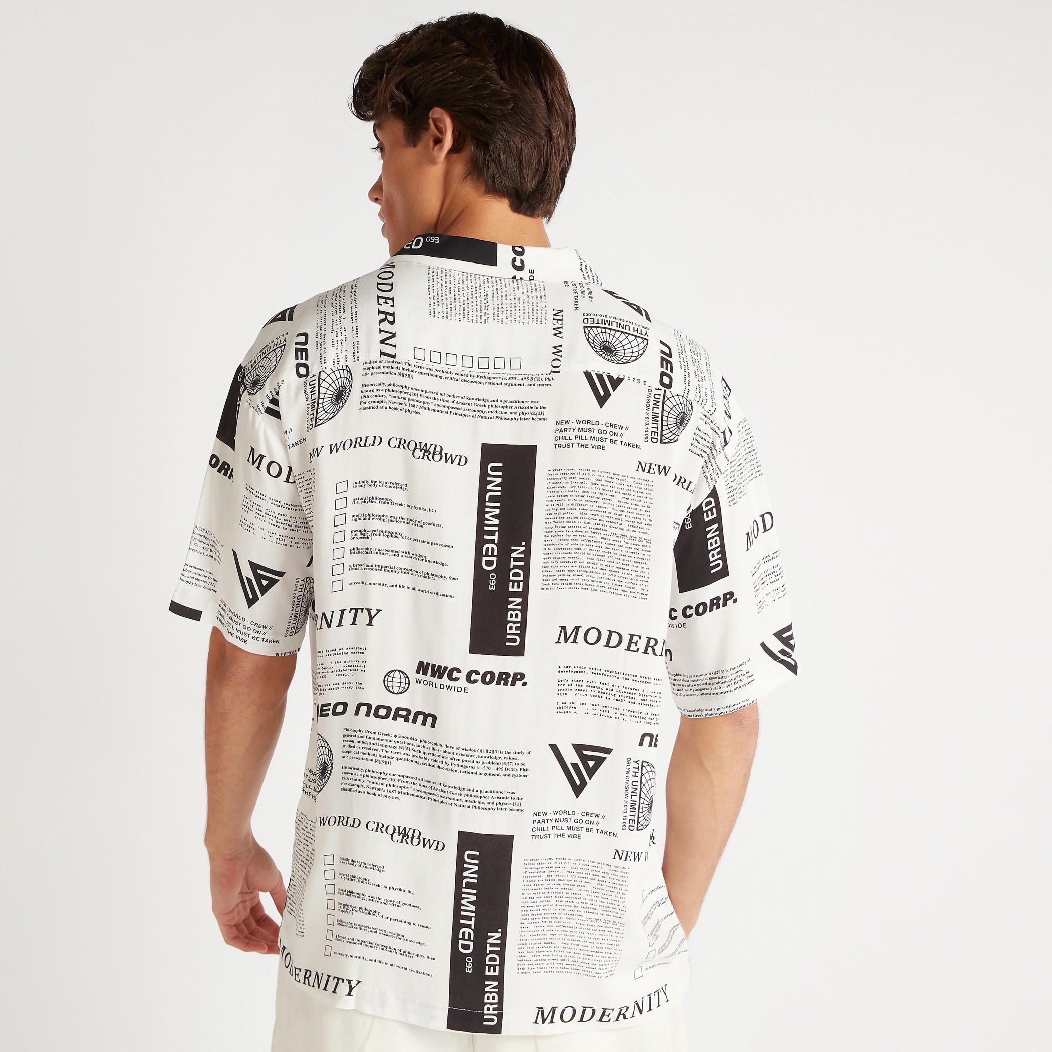 قميص بطبعات وياقة واسعة وأكمام قصيرة-men-clothing-shirts-image-4