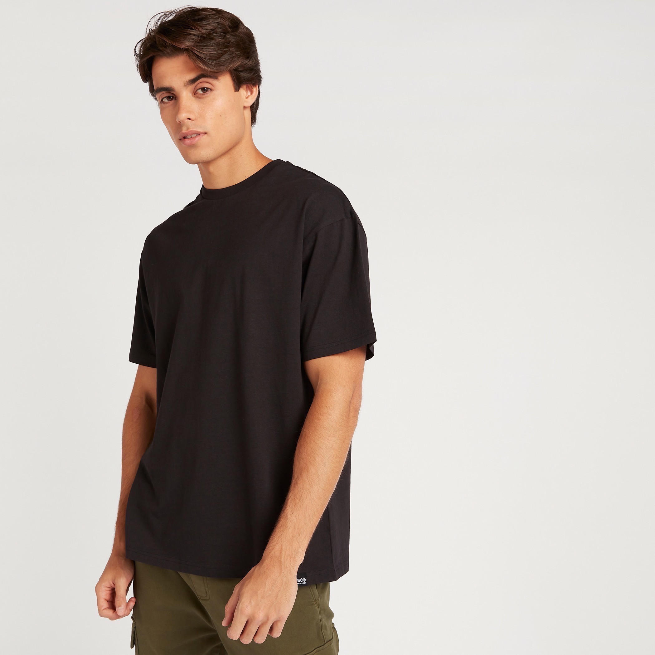 تيشيرت سادة واسع بياقة ضيّقة وأكمام قصيرة-men-clothing-tshirtsandpolos-tshirts-image-1