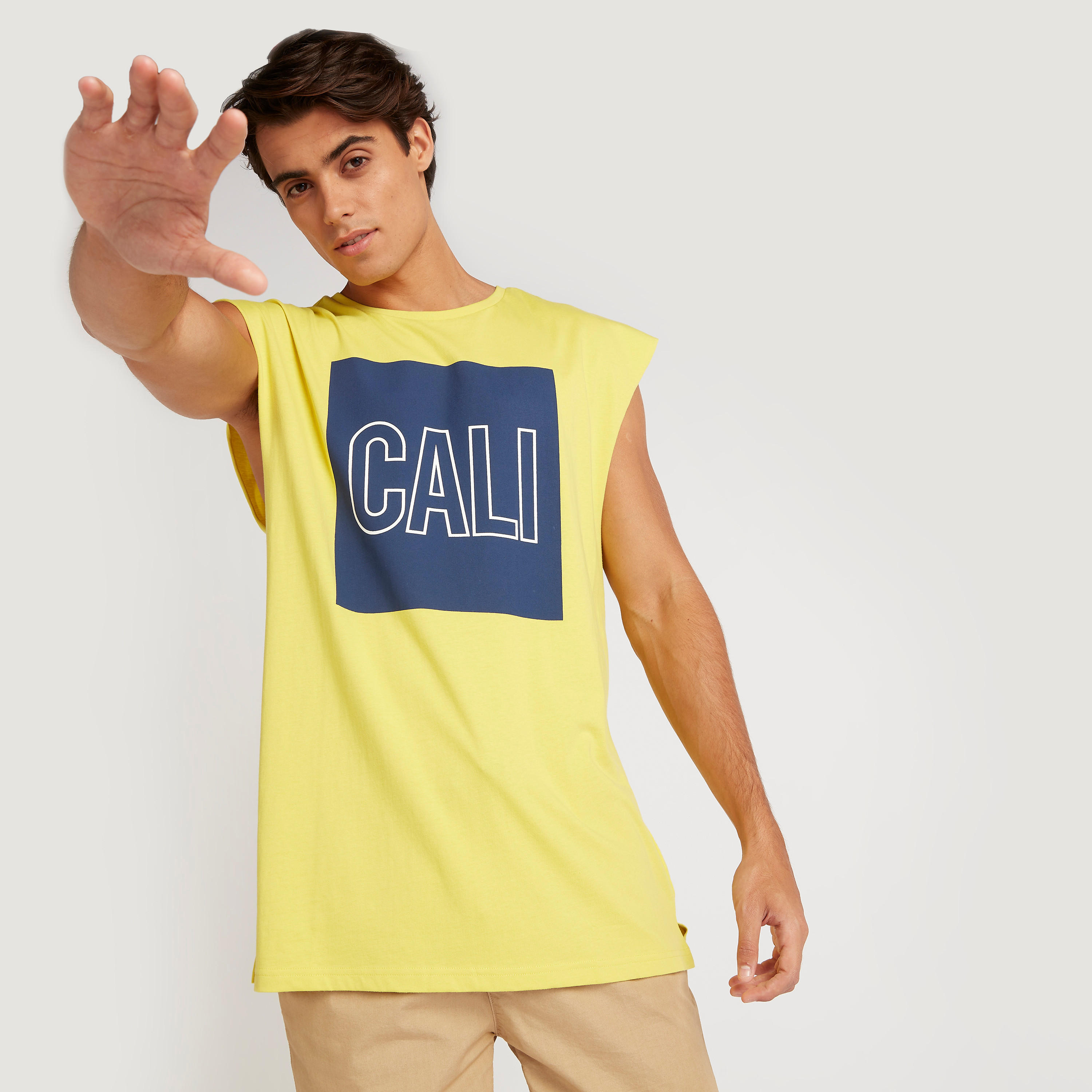 فيست واسع بياقة ضيّقة وطبعات-men-clothing-tshirtsandpolos-vests-image-1