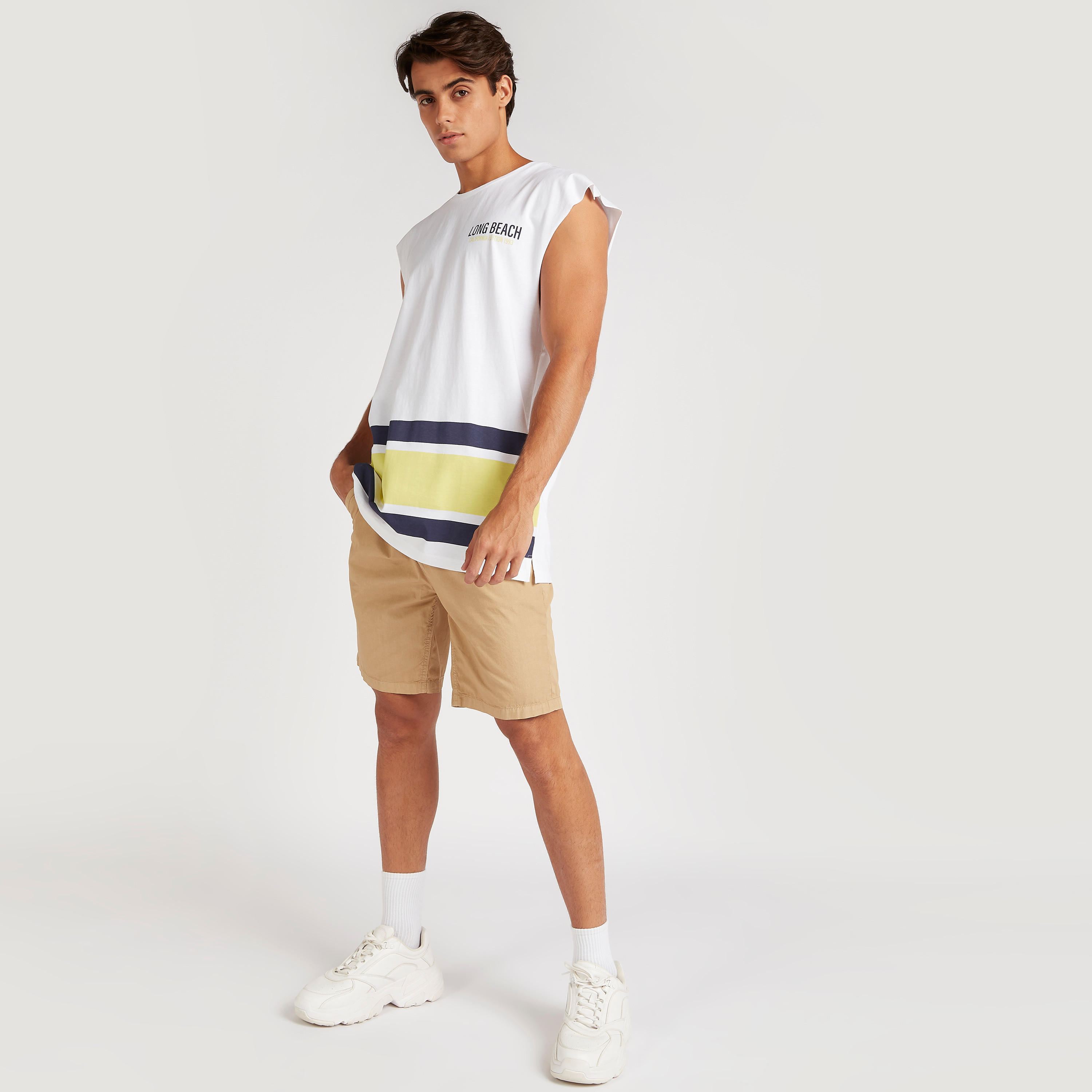 فيست واسع بطبعات وياقة ضيّقة-men-clothing-tshirtsandpolos-vests-image-6