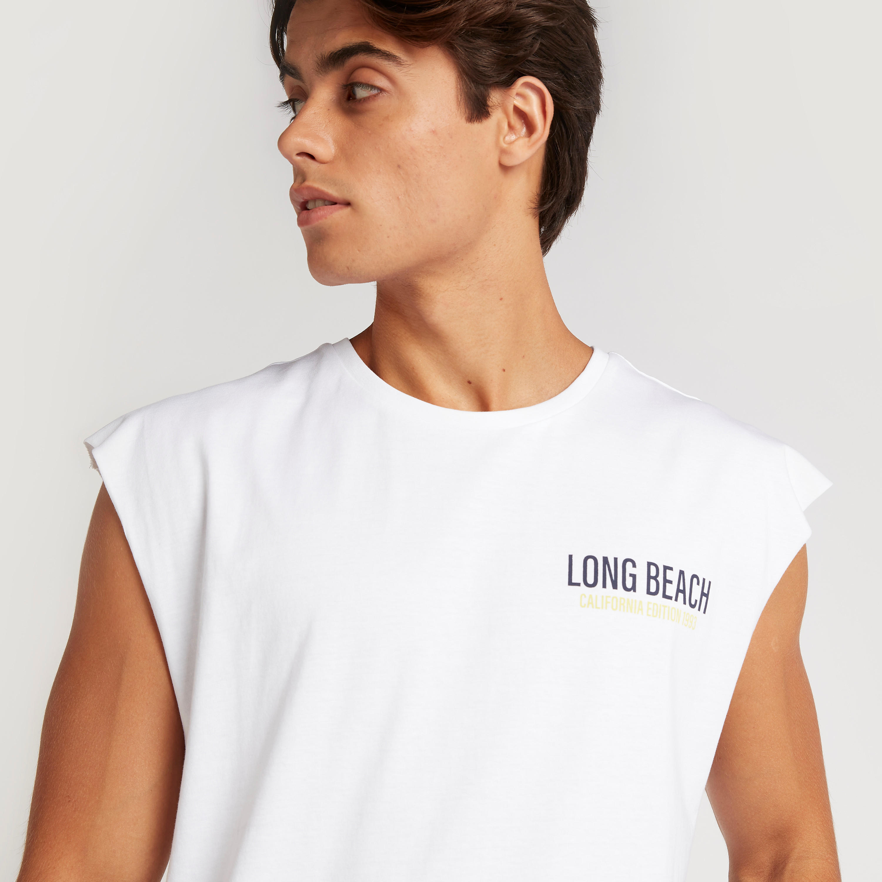 فيست واسع بطبعات وياقة ضيّقة-men-clothing-tshirtsandpolos-vests-image-4