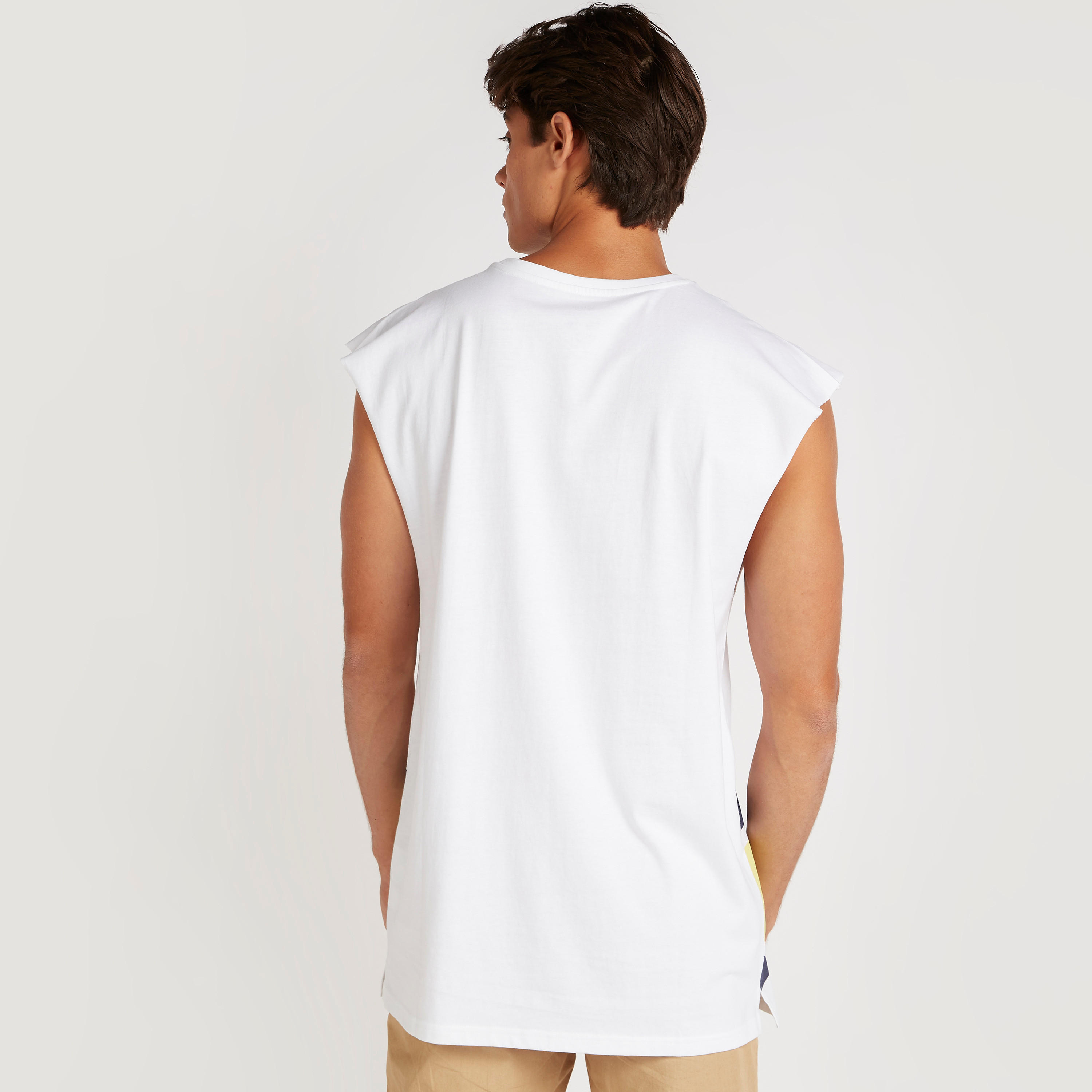 فيست واسع بطبعات وياقة ضيّقة-men-clothing-tshirtsandpolos-vests-image-3