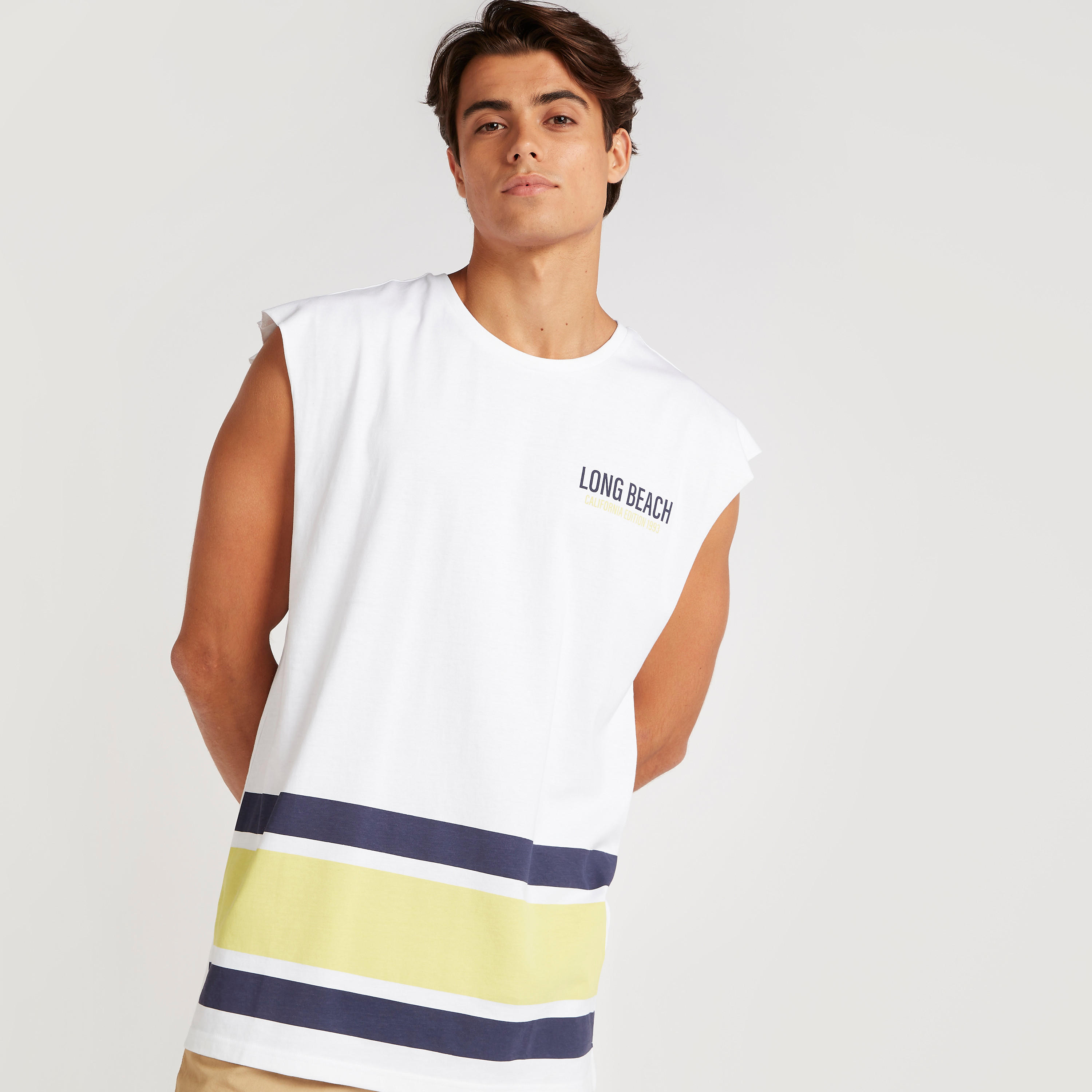 فيست واسع بطبعات وياقة ضيّقة-men-clothing-tshirtsandpolos-vests-image-1