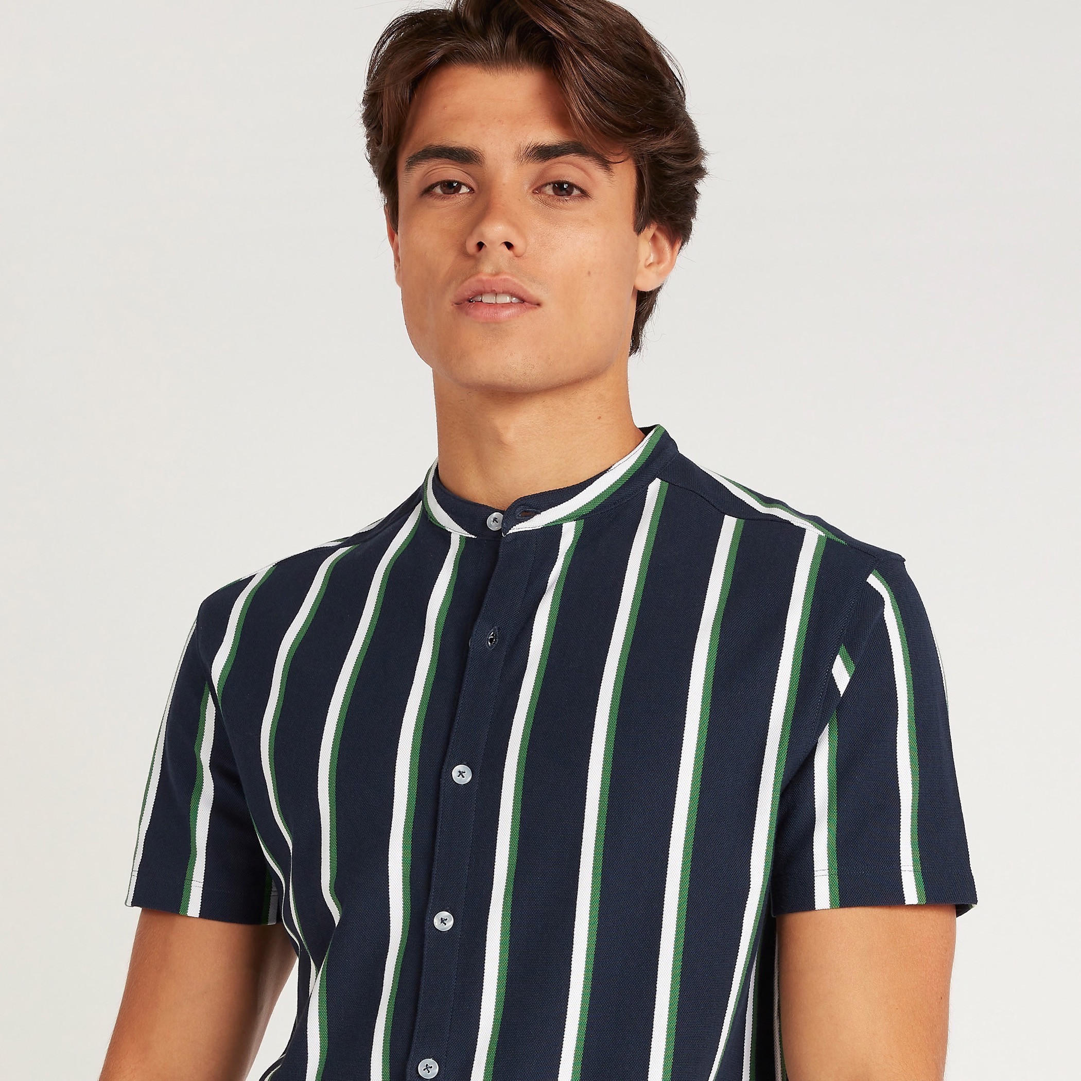قميص مقلّم بياقة ماندارين وأكمام قصيرة-men-clothing-shirts-image-3