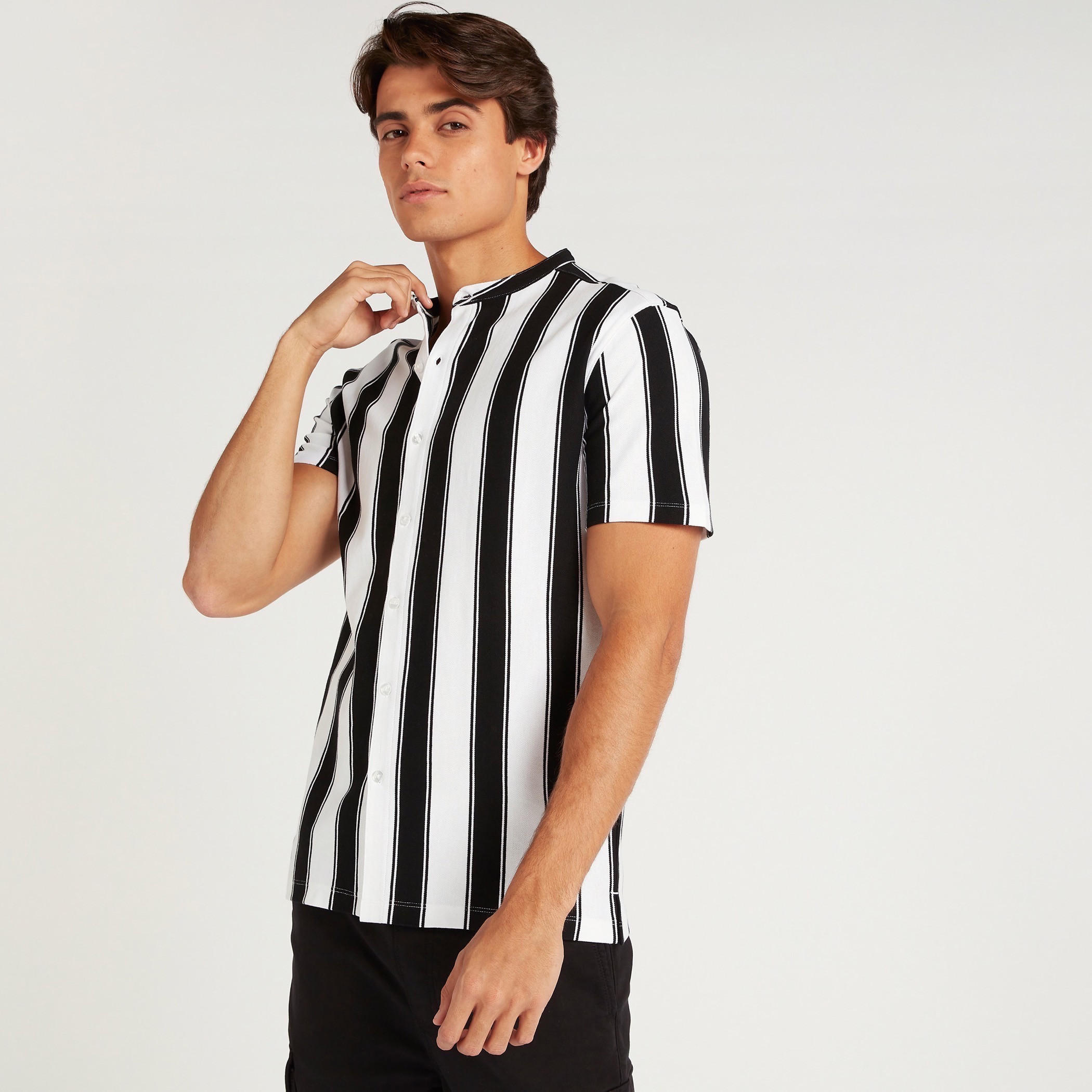 قميص مقلّم بياقة ماندارين وأكمام قصيرة-men-clothing-shirts-image-2