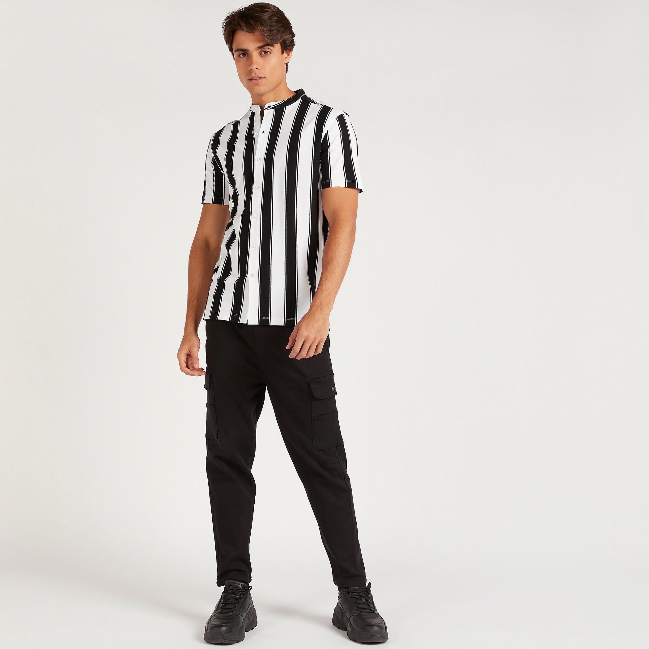 قميص مقلّم بياقة ماندارين وأكمام قصيرة-men-clothing-shirts-image-3