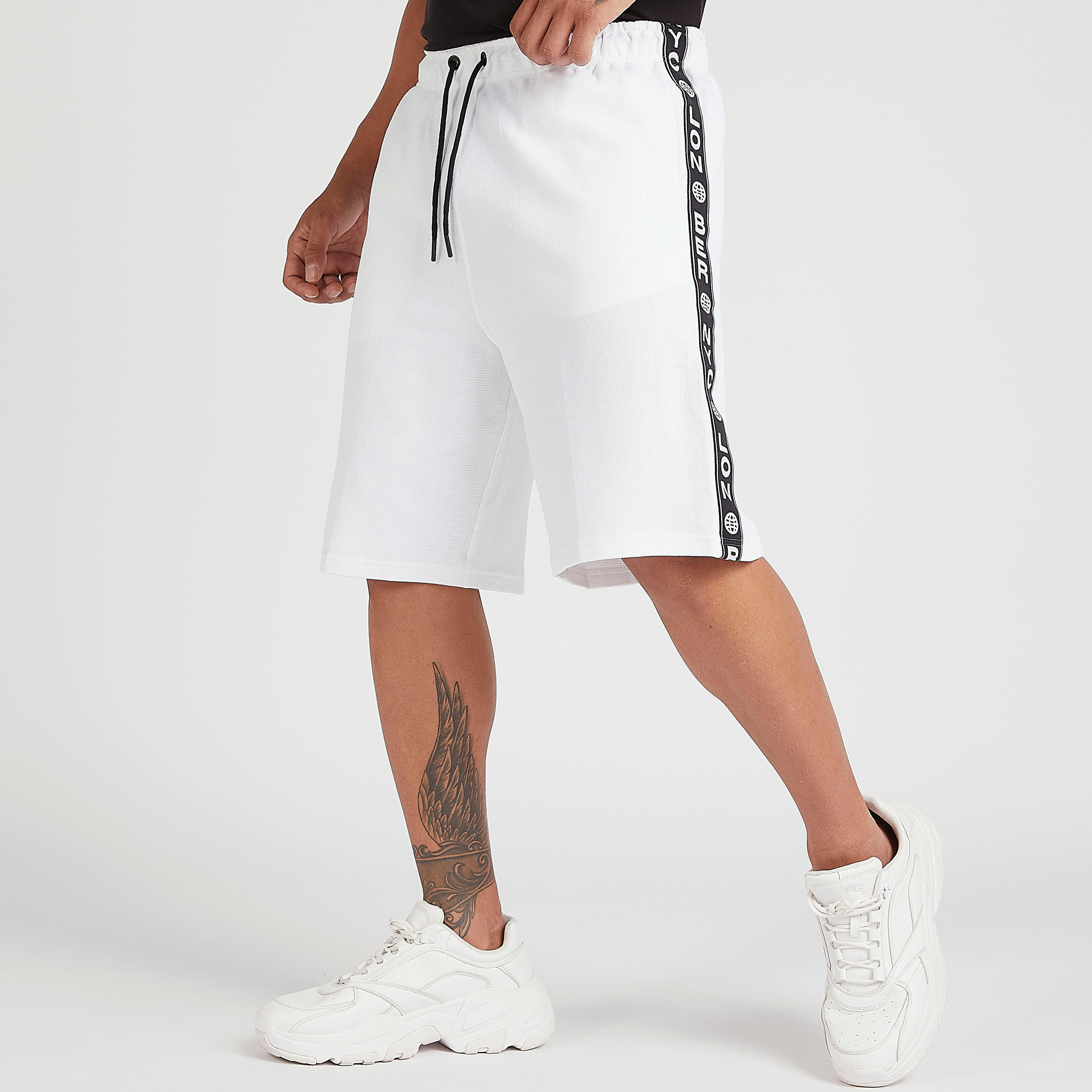شورت سادة بتفاصيل شريطة جانبيّة ورباط إغلاق-men-clothing-bottoms-shorts-image-4