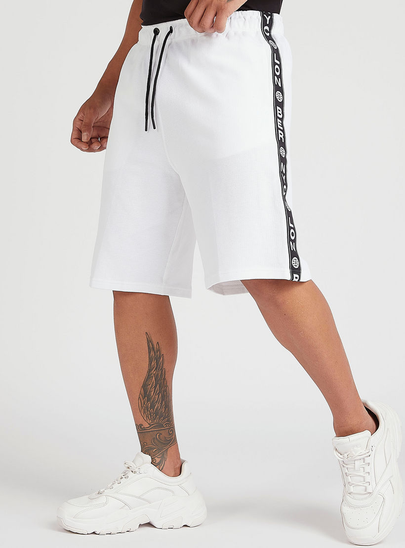 شورت سادة بتفاصيل شريطة جانبيّة ورباط إغلاق-men-clothing-bottoms-shorts-image-4