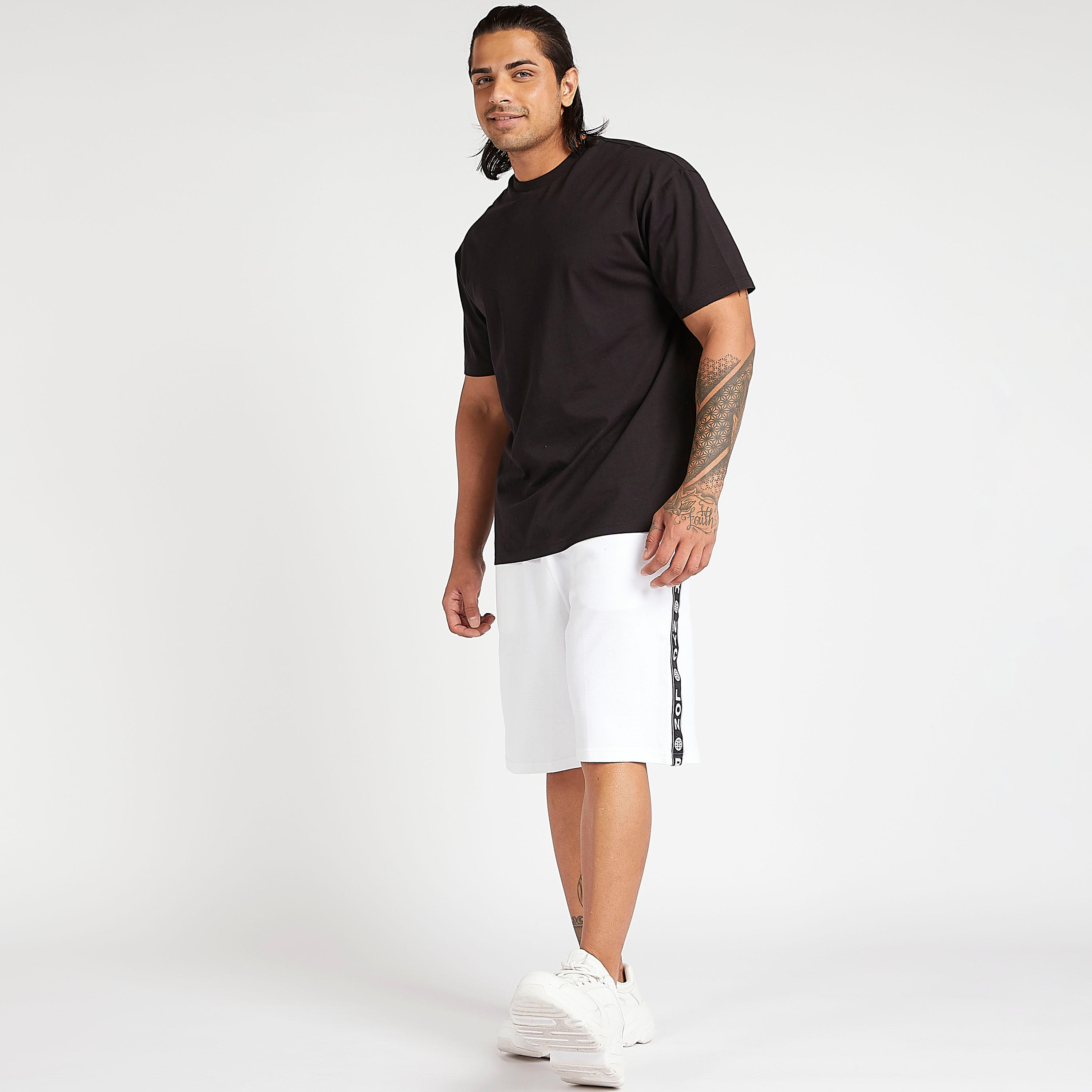 شورت سادة بتفاصيل شريطة جانبيّة ورباط إغلاق-men-clothing-bottoms-shorts-image-3