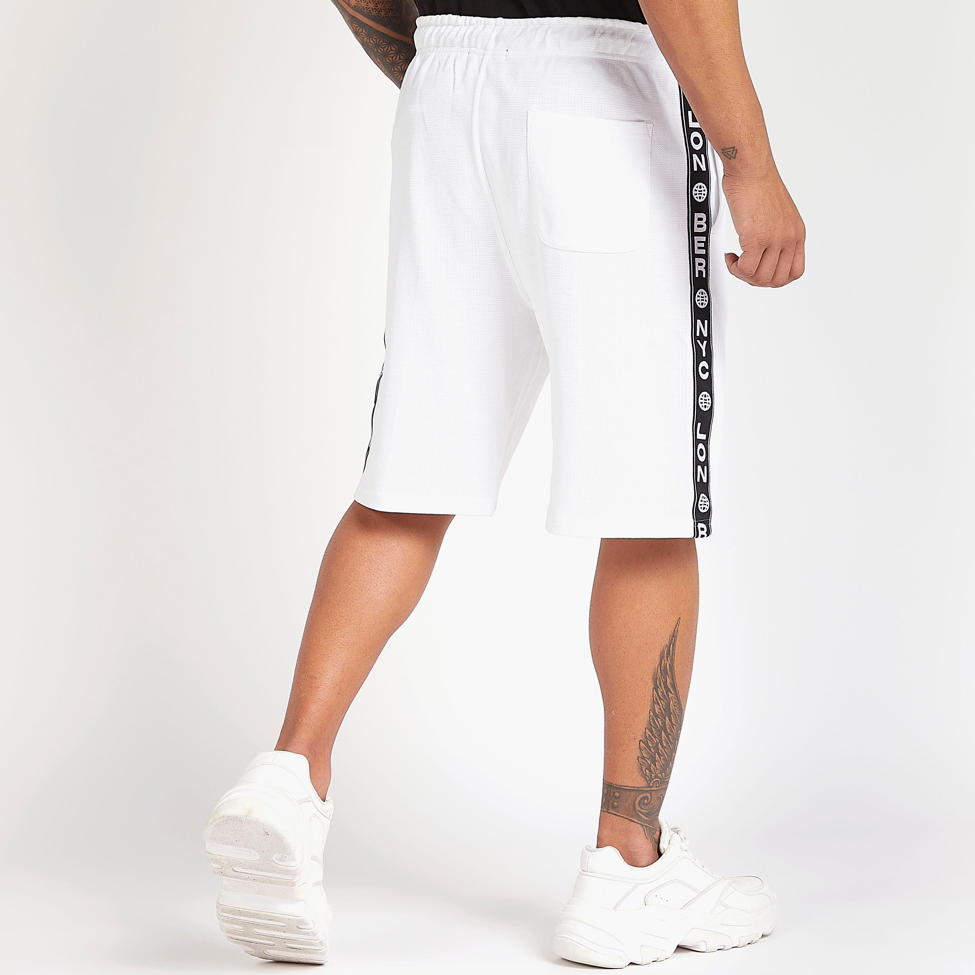 شورت سادة بتفاصيل شريطة جانبيّة ورباط إغلاق-men-clothing-bottoms-shorts-image-1