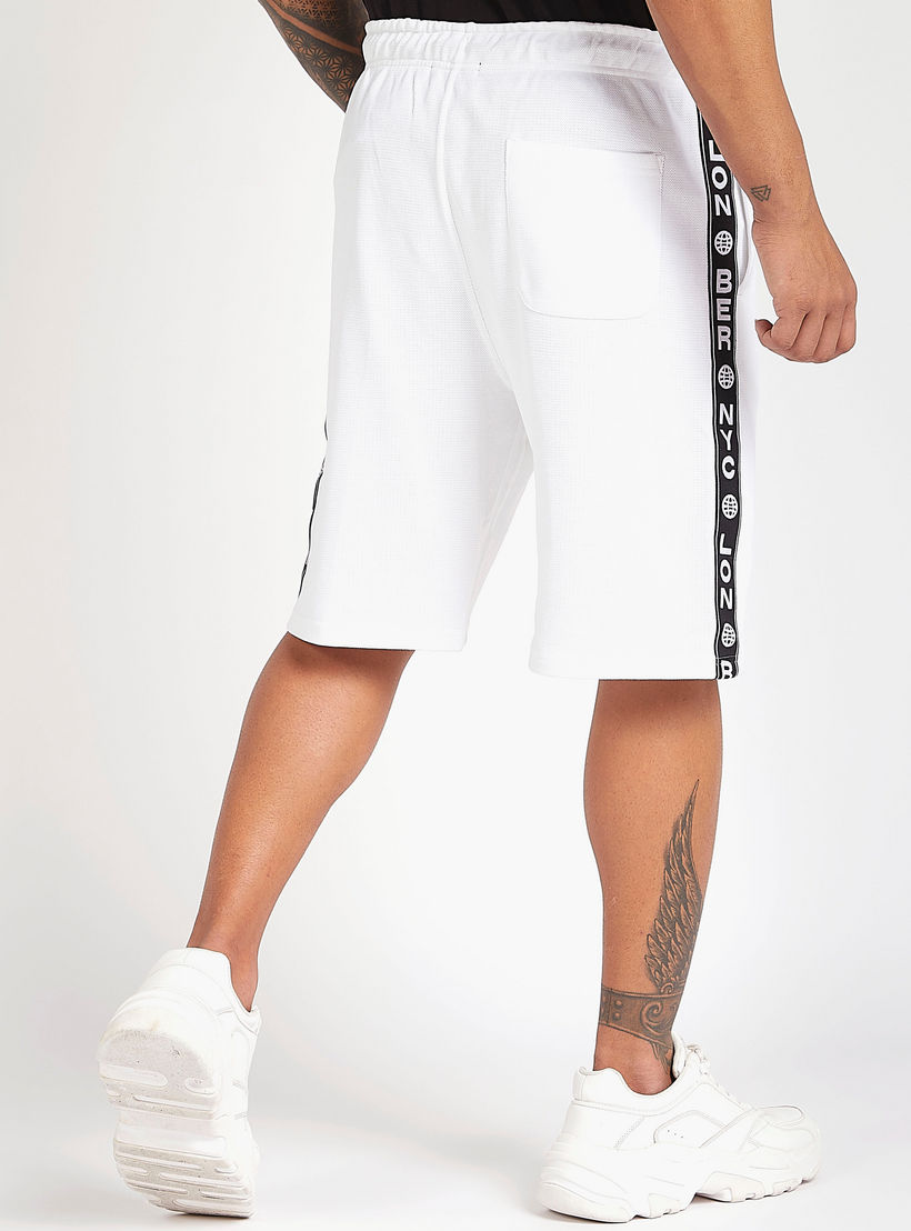 شورت سادة بتفاصيل شريطة جانبيّة ورباط إغلاق-men-clothing-bottoms-shorts-image-1