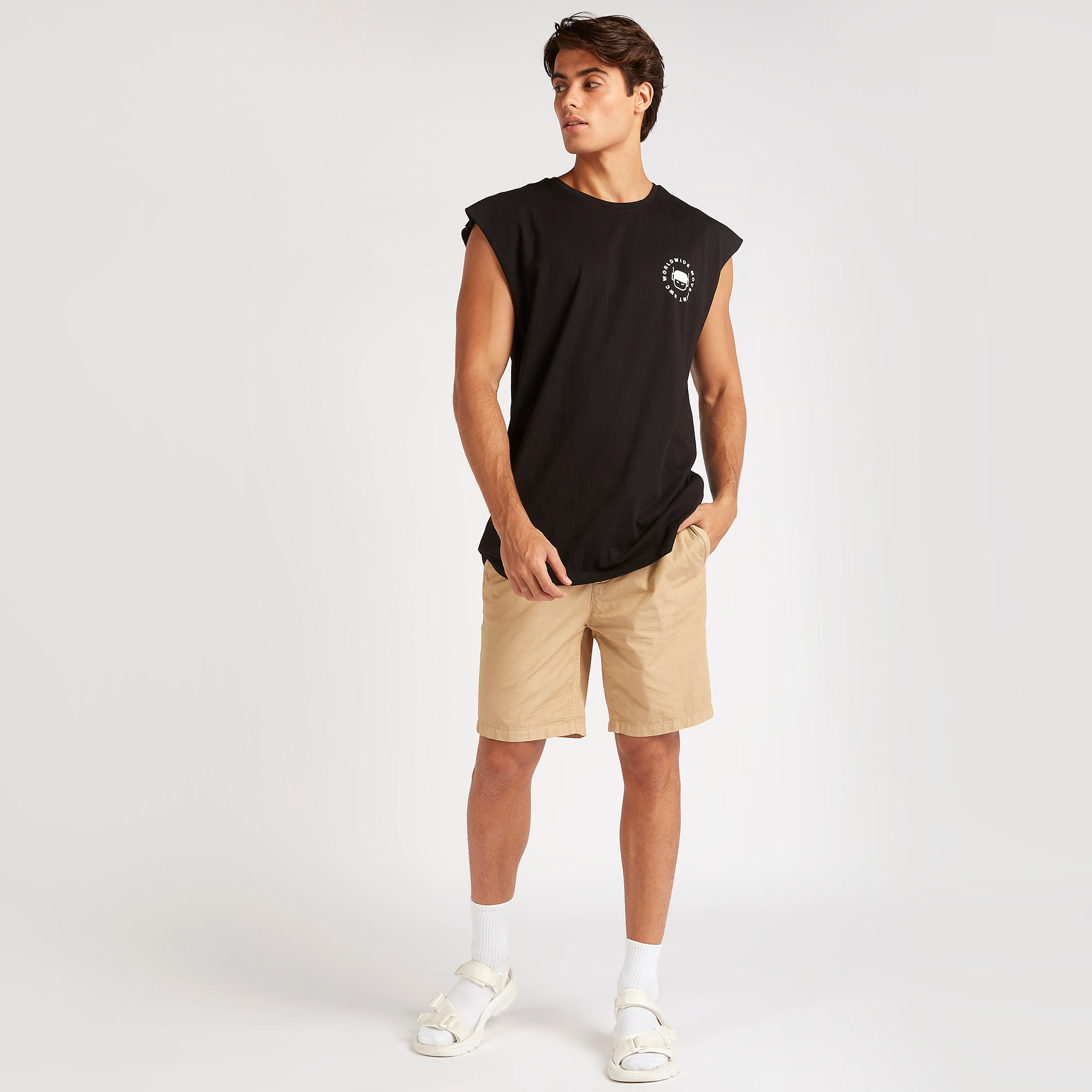 شورت سادة بخصر متوسط الارتفاع وإبزيم إغلاق-men-clothing-bottoms-shorts-image-4