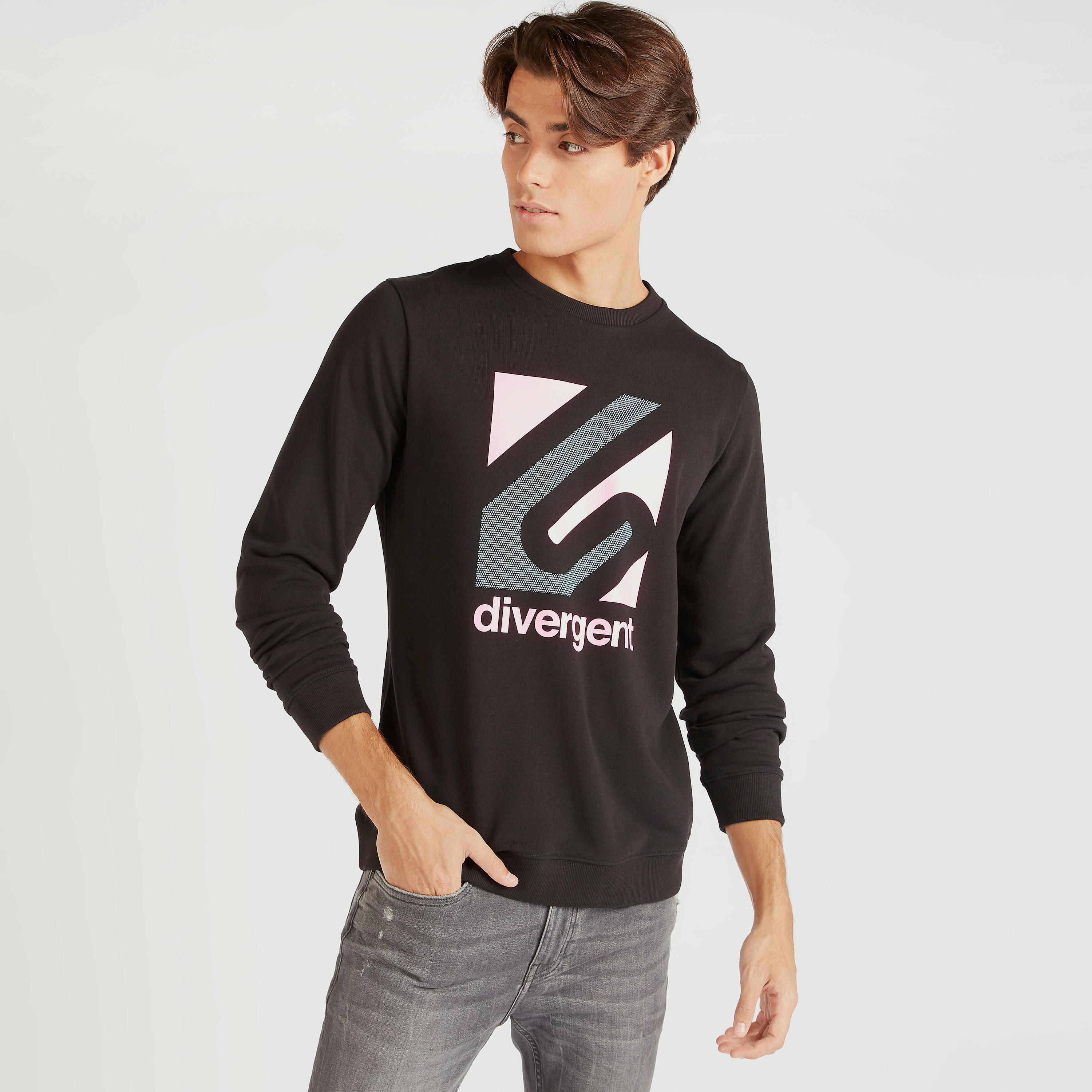سويت شيرت بياقة ضيّقة وأكمام طويلة وطبعات-men-winterwear-hoodiesandsweatshirts-image-1