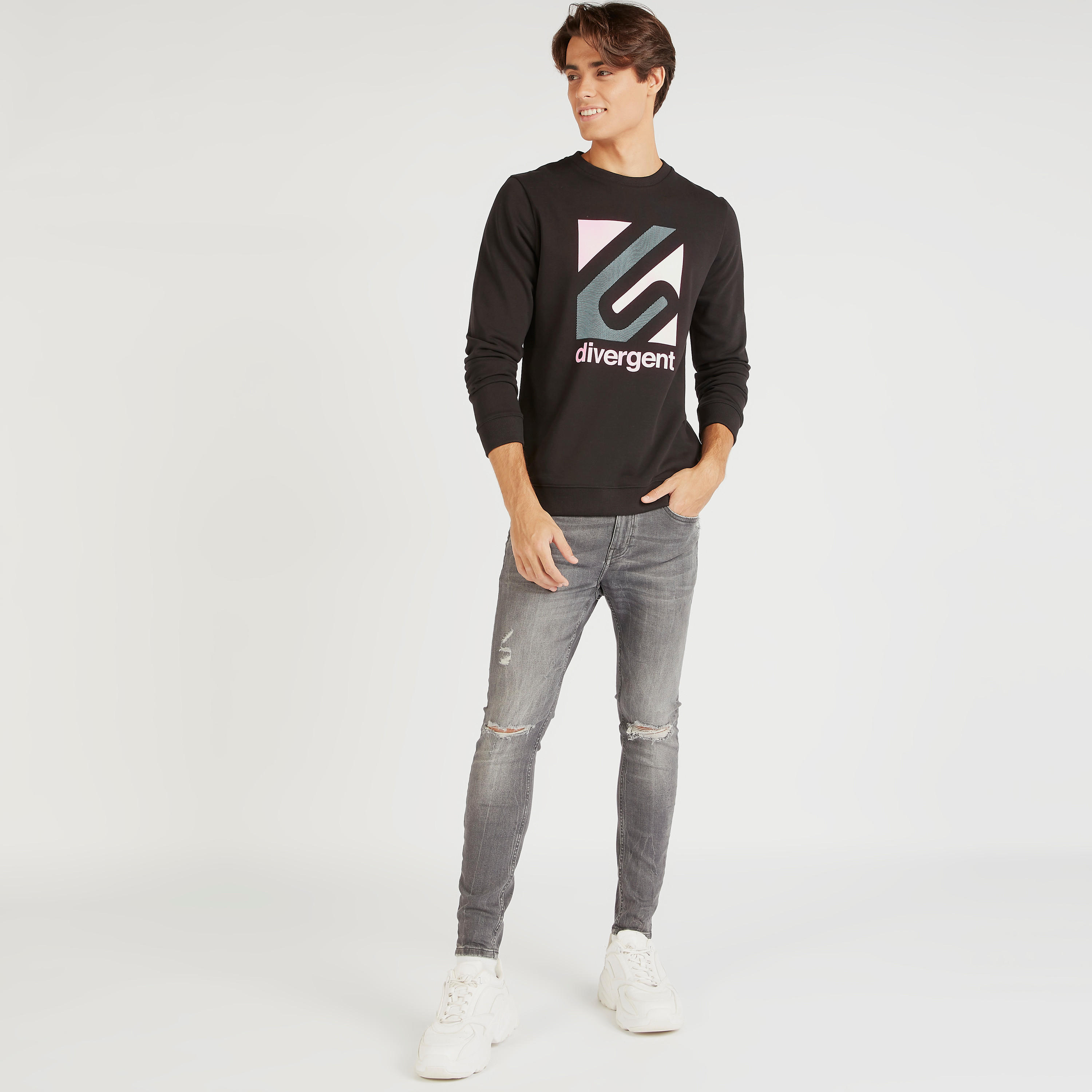 سويت شيرت بياقة ضيّقة وأكمام طويلة وطبعات-men-winterwear-hoodiesandsweatshirts-image-2