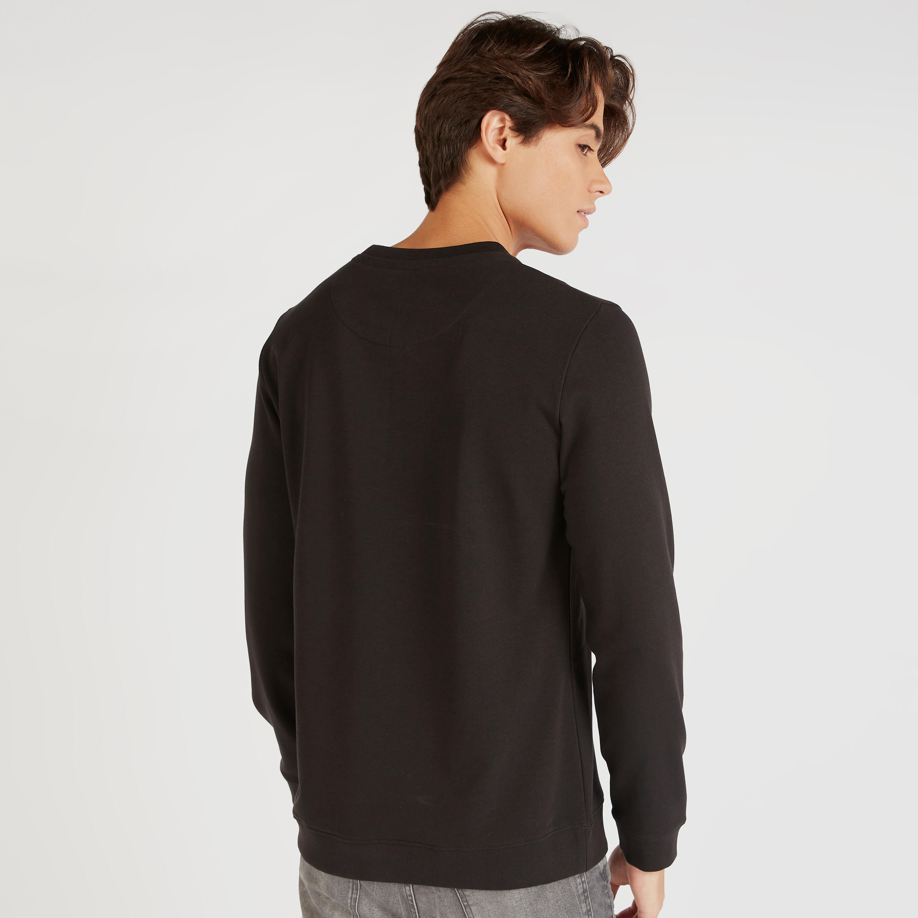 سويت شيرت بياقة ضيّقة وأكمام طويلة وطبعات-men-winterwear-hoodiesandsweatshirts-image-4