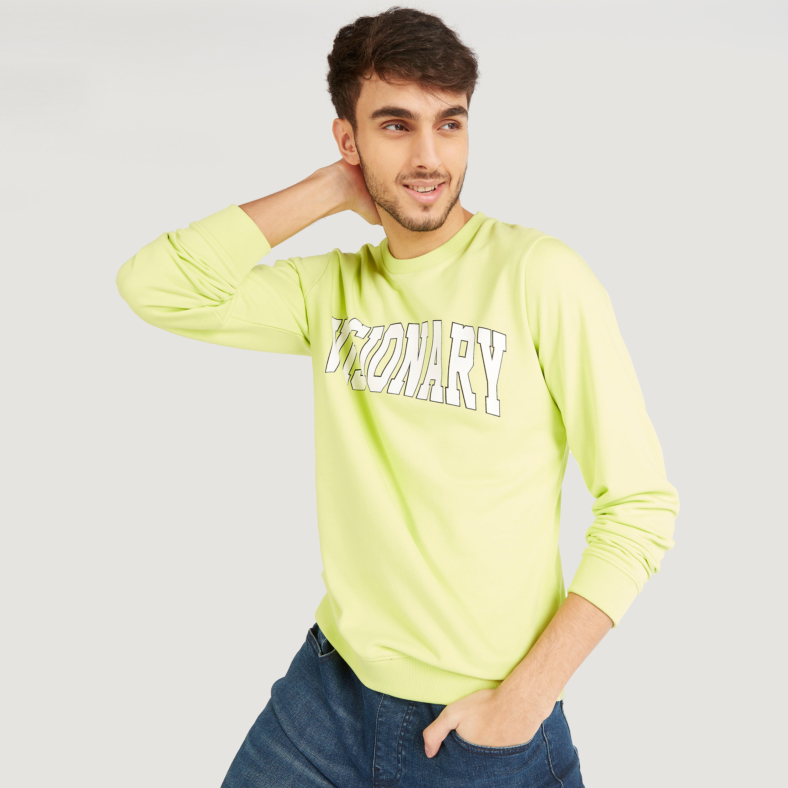 سويت شيرت بطبعات نصيّة وأكمام طويلة وياقة ضيّقة-men-winterwear-hoodiesandsweatshirts-image-4