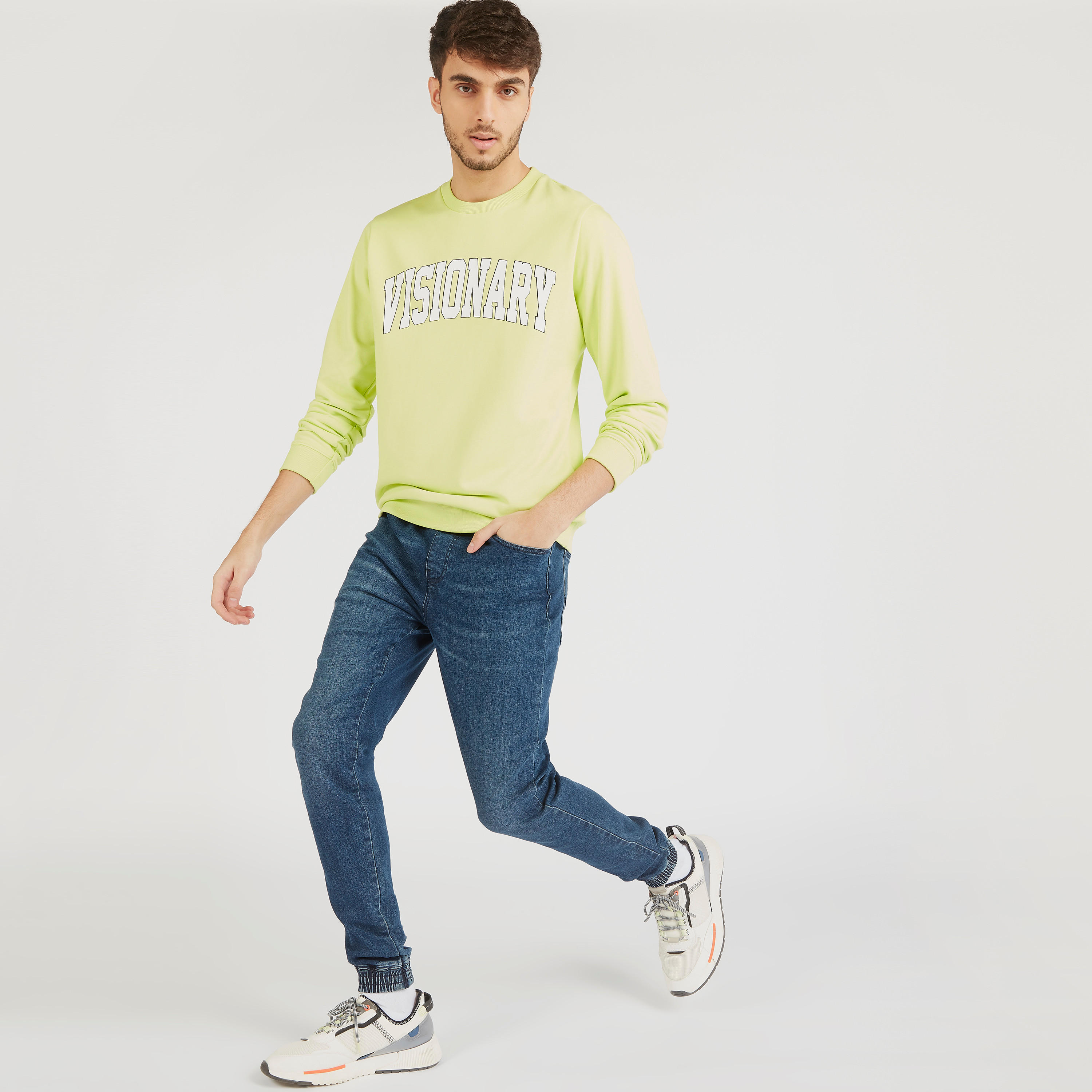 سويت شيرت بطبعات نصيّة وأكمام طويلة وياقة ضيّقة-men-winterwear-hoodiesandsweatshirts-image-3