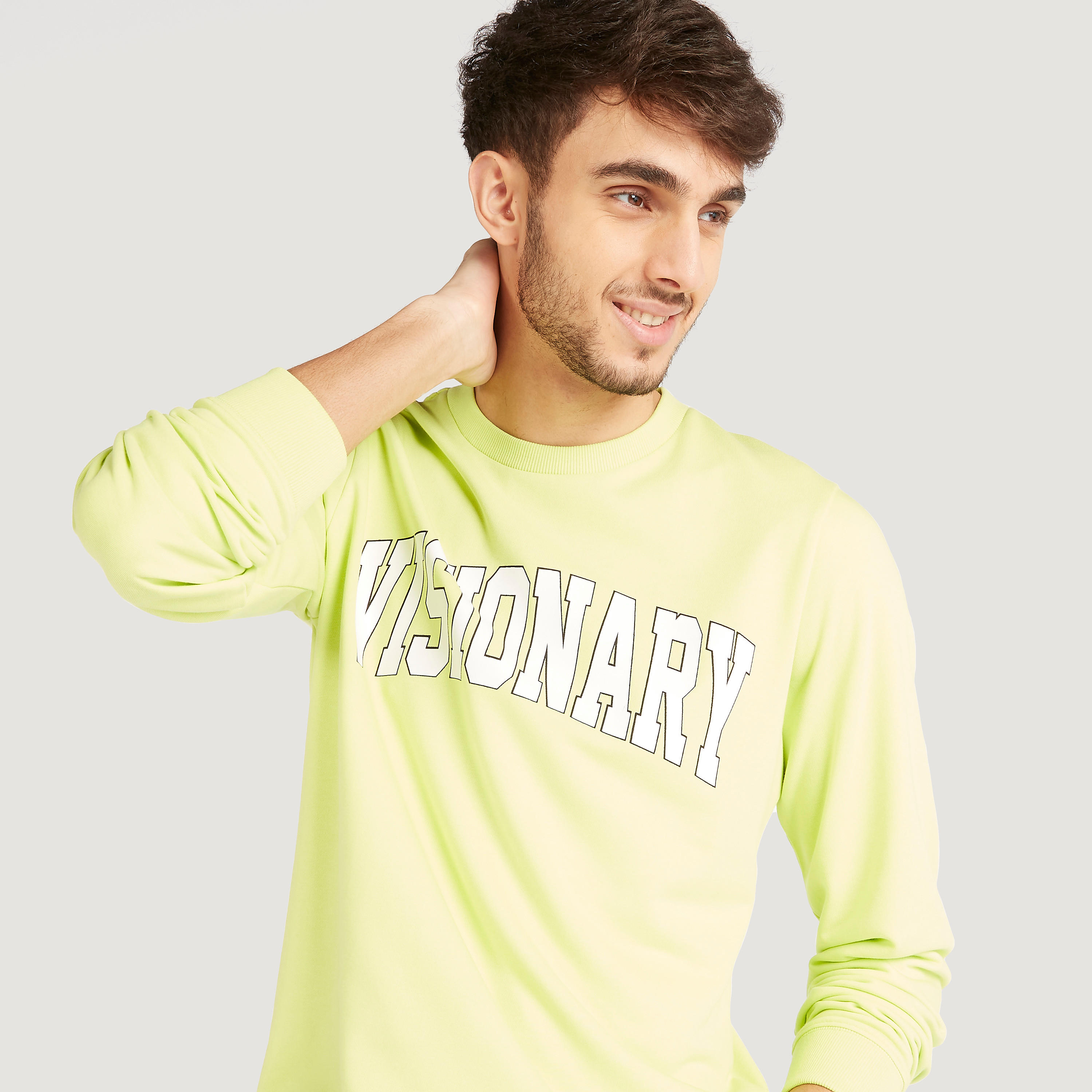 سويت شيرت بطبعات نصيّة وأكمام طويلة وياقة ضيّقة-men-winterwear-hoodiesandsweatshirts-image-2
