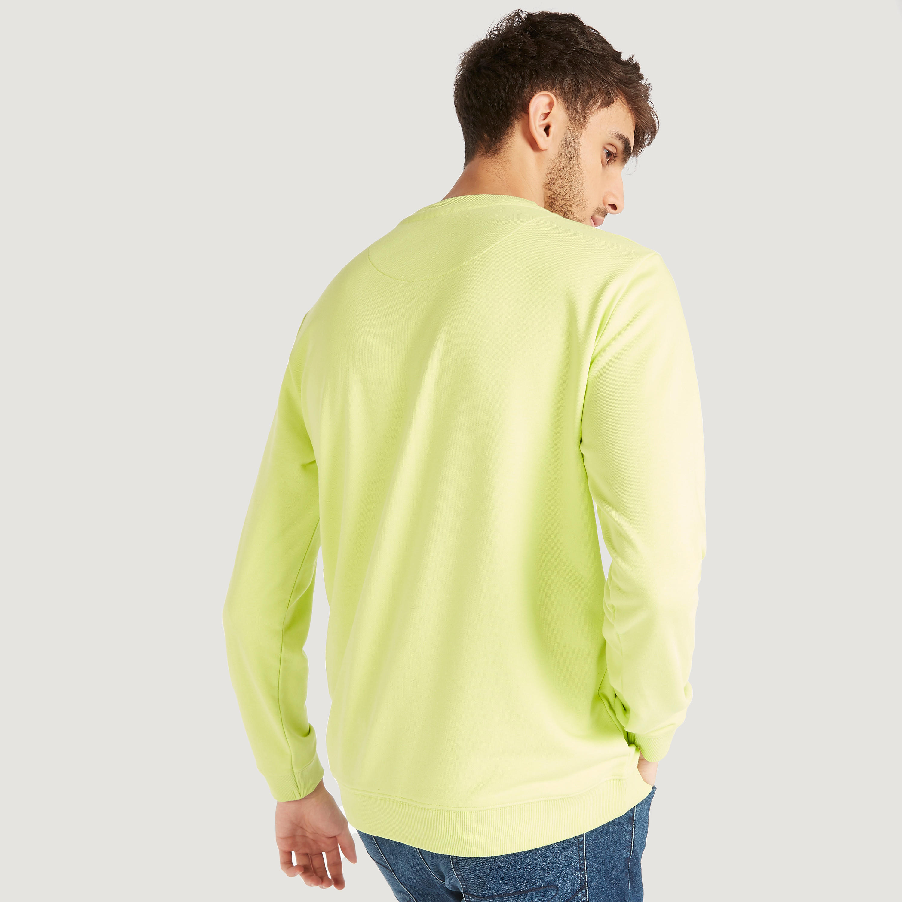 سويت شيرت بطبعات نصيّة وأكمام طويلة وياقة ضيّقة-men-winterwear-hoodiesandsweatshirts-image-1