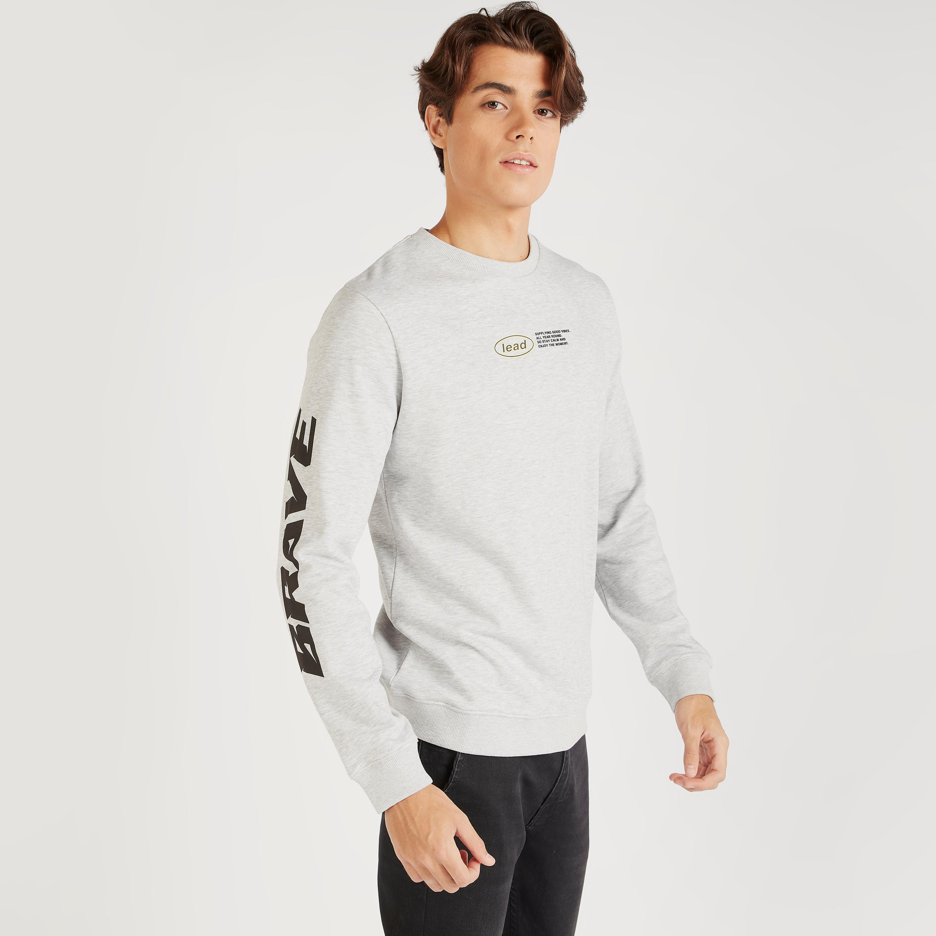 سويت شيرت بأكمام طويلة وياقة ضيّقة وطبعات تايبرجرافيك-men-winterwear-hoodiesandsweatshirts-image-1