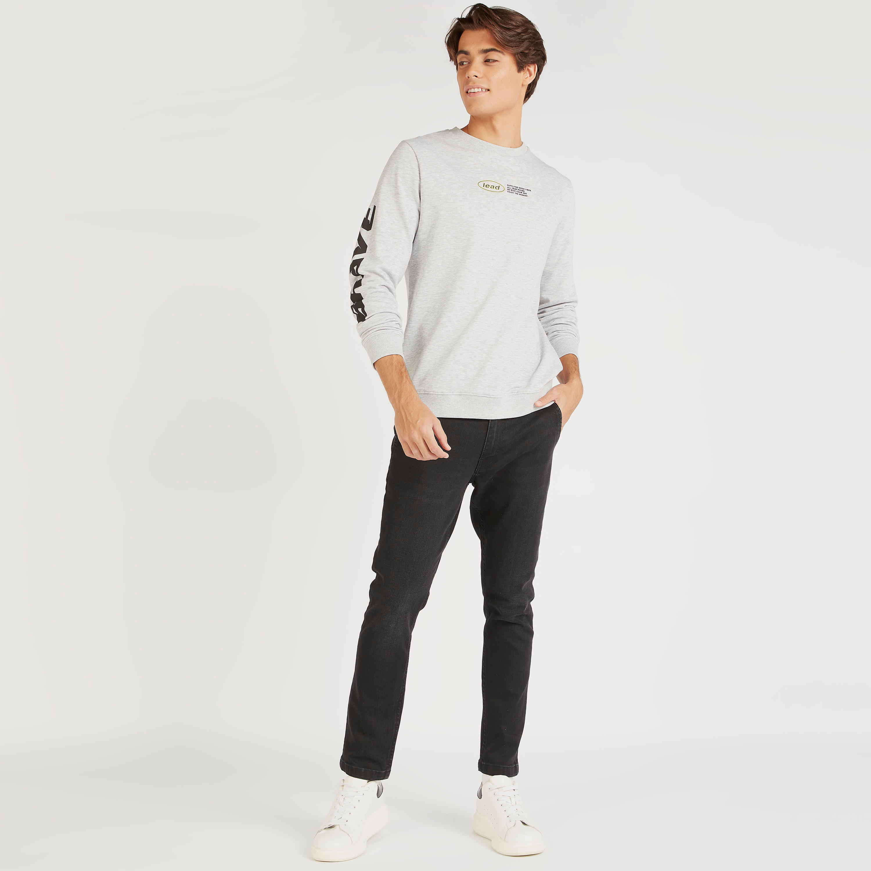 سويت شيرت بأكمام طويلة وياقة ضيّقة وطبعات تايبرجرافيك-men-winterwear-hoodiesandsweatshirts-image-2