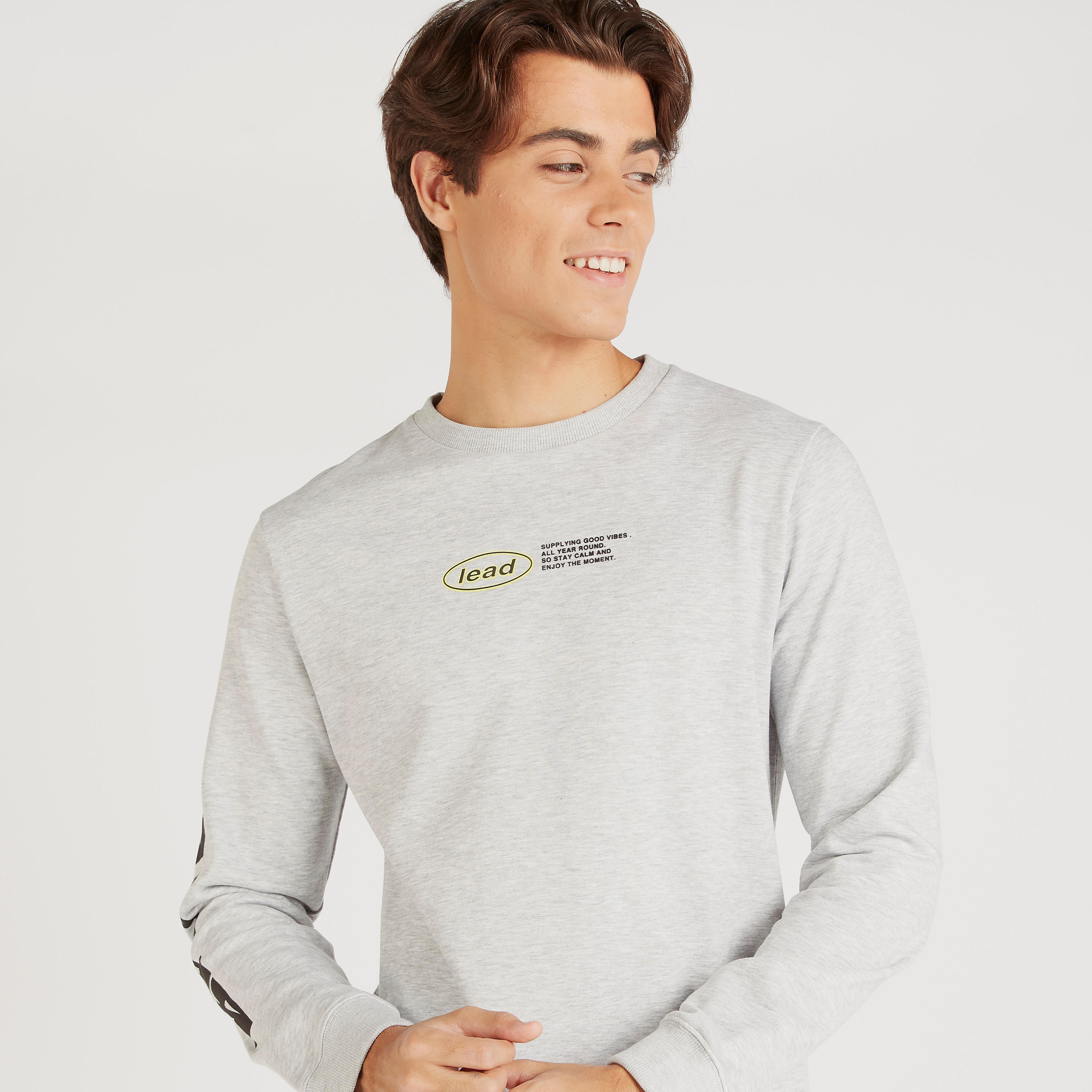 سويت شيرت بأكمام طويلة وياقة ضيّقة وطبعات تايبرجرافيك-men-winterwear-hoodiesandsweatshirts-image-3