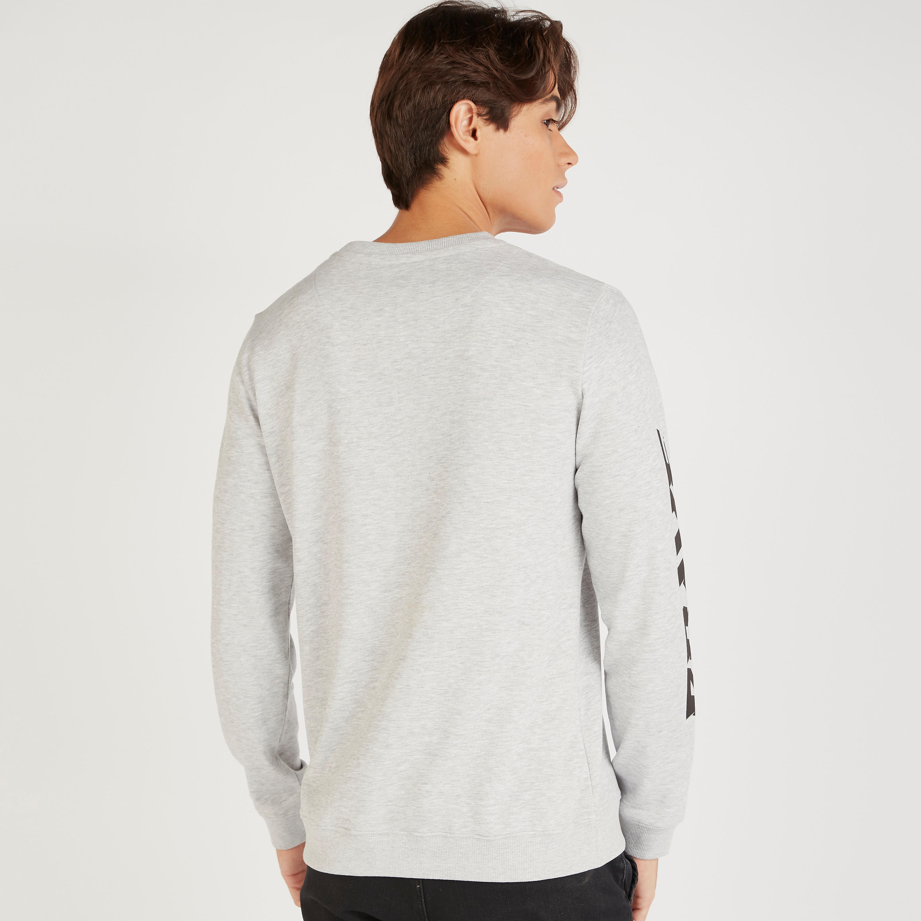 سويت شيرت بأكمام طويلة وياقة ضيّقة وطبعات تايبرجرافيك-men-winterwear-hoodiesandsweatshirts-image-4