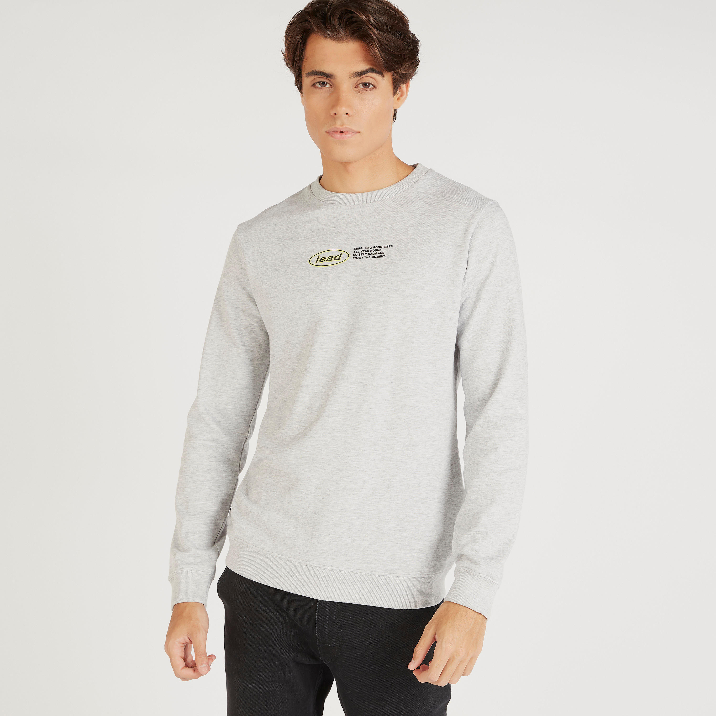 سويت شيرت بأكمام طويلة وياقة ضيّقة وطبعات تايبرجرافيك-men-winterwear-hoodiesandsweatshirts-image-5