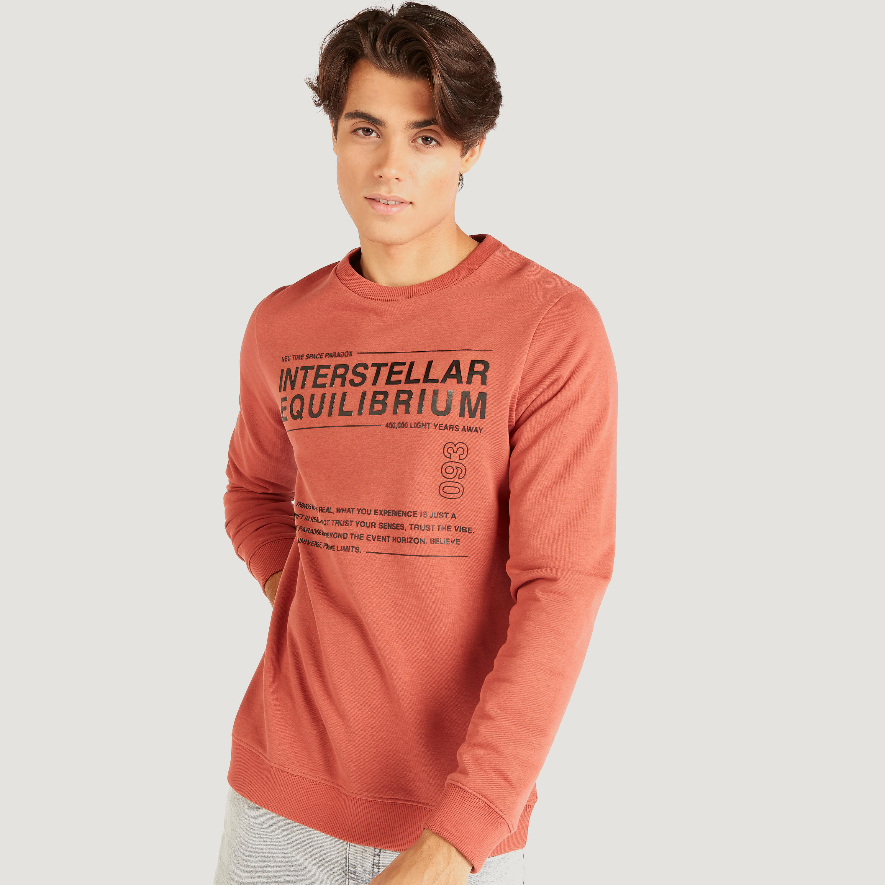 سويت شيرت بياقة ضيّقة وأكمام طويلة وطبعات-men-winterwear-hoodiesandsweatshirts-image-1