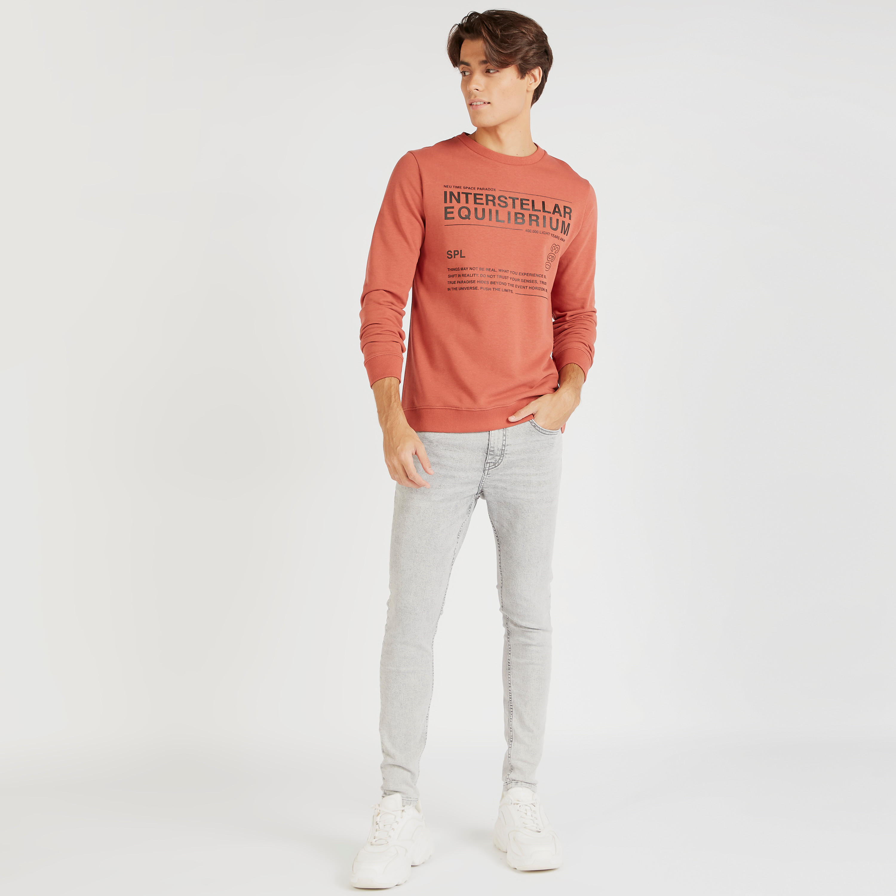 سويت شيرت بياقة ضيّقة وأكمام طويلة وطبعات-men-winterwear-hoodiesandsweatshirts-image-2