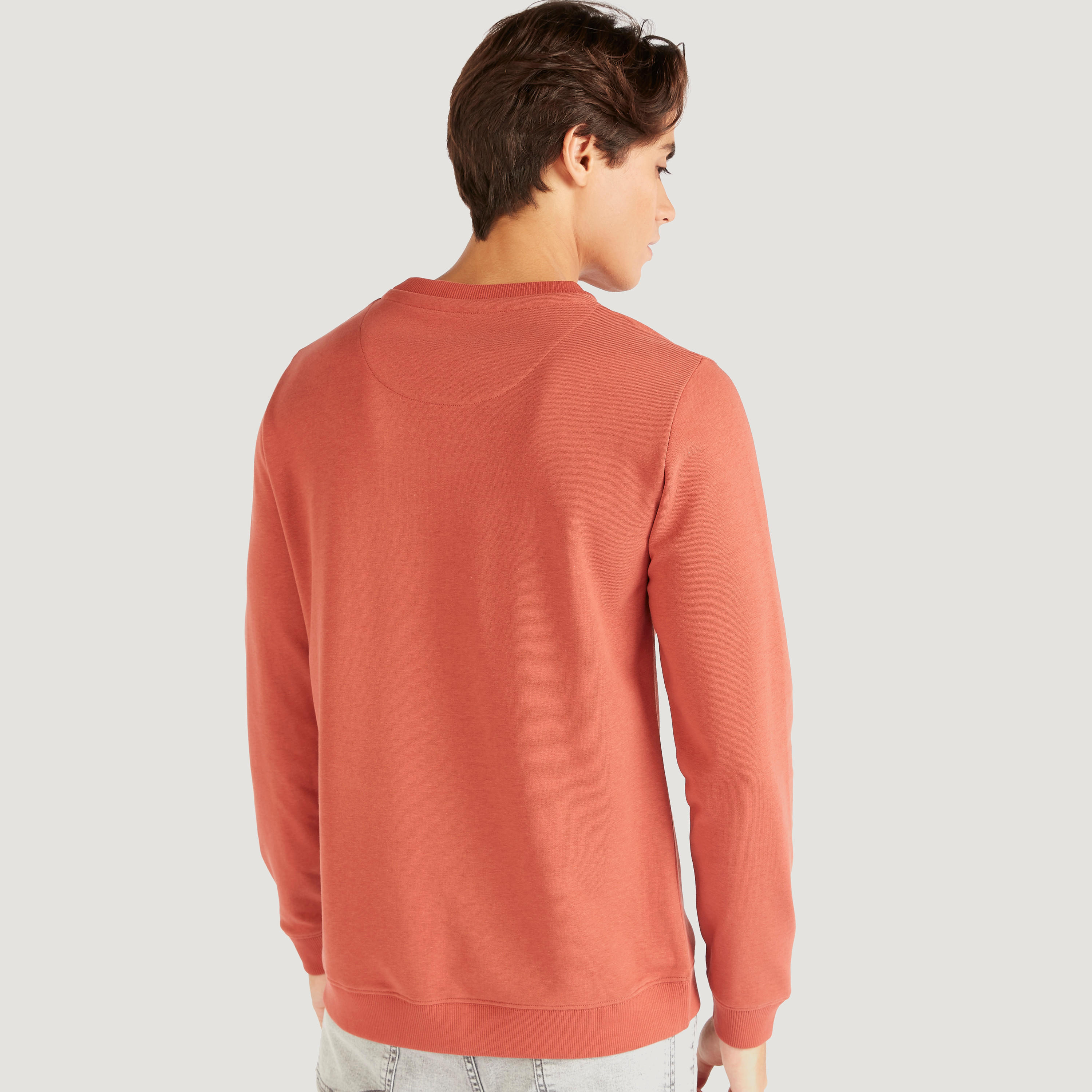 سويت شيرت بياقة ضيّقة وأكمام طويلة وطبعات-men-winterwear-hoodiesandsweatshirts-image-4