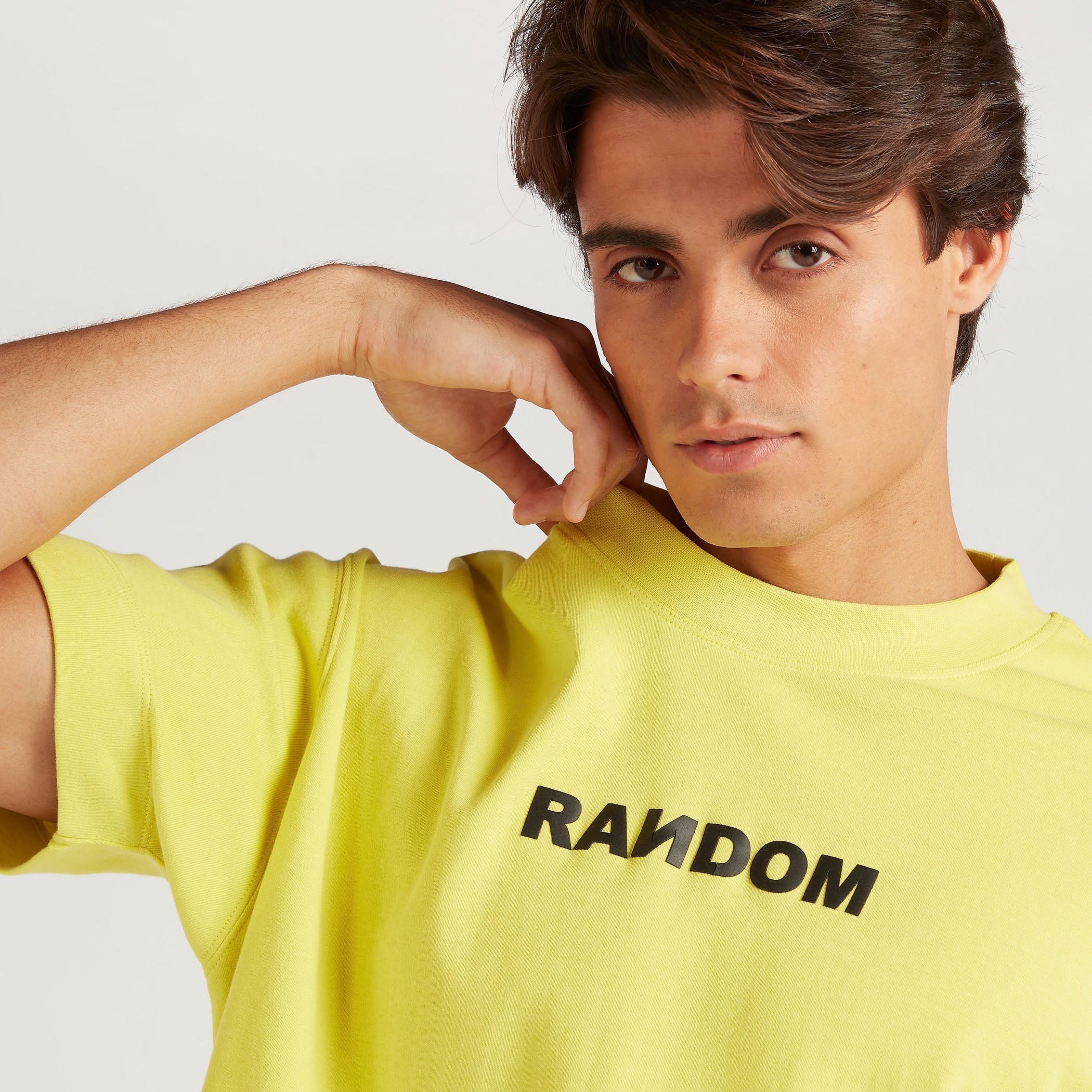 تيشيرت بياقة ضيّقة وأكمام قصيرة وطبعات-men-clothing-tshirtsandpolos-tshirts-image-2