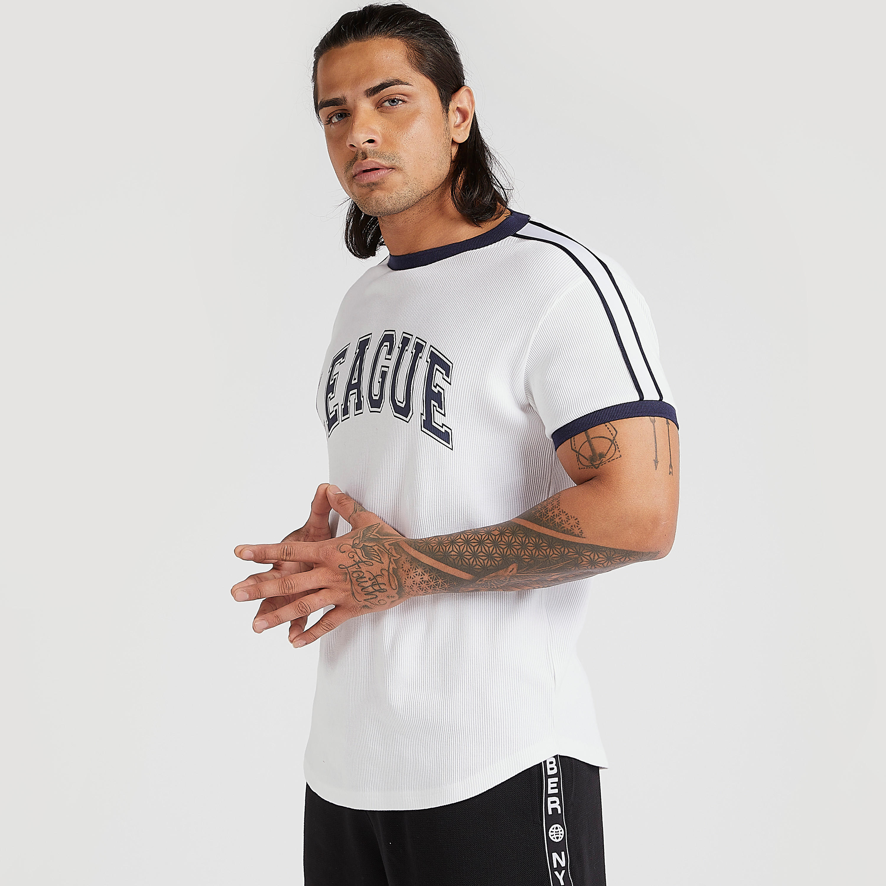 تيشيرت مضلّع بياقة ضيّقة وأكمام قصيرة وطبعات من كابا-men-clothing-tshirtsandpolos-tshirts-image-1