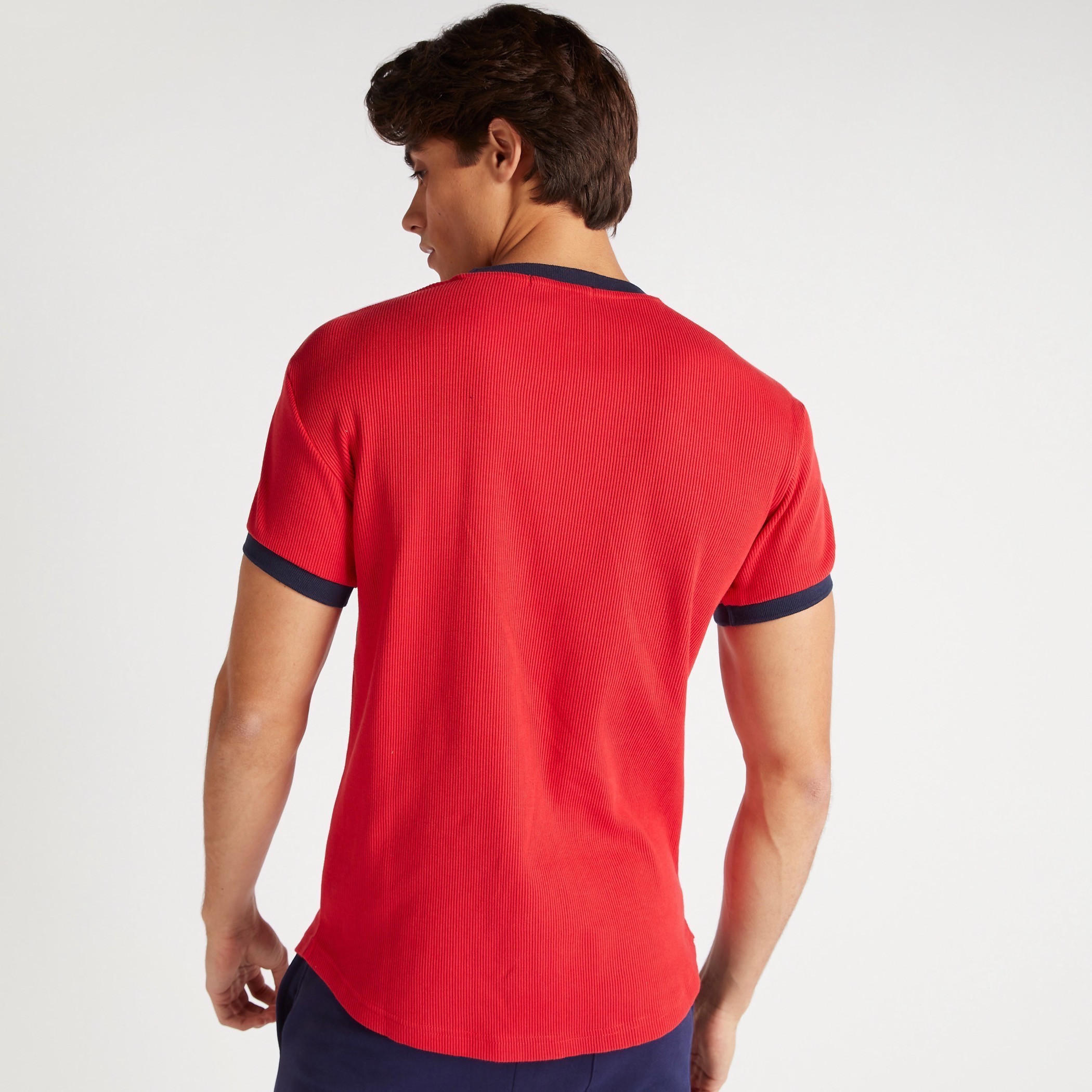 تيشيرت بارز الملمس بياقة ضيّقة وأكمام قصيرة-men-clothing-tshirtsandpolos-tshirts-image-2