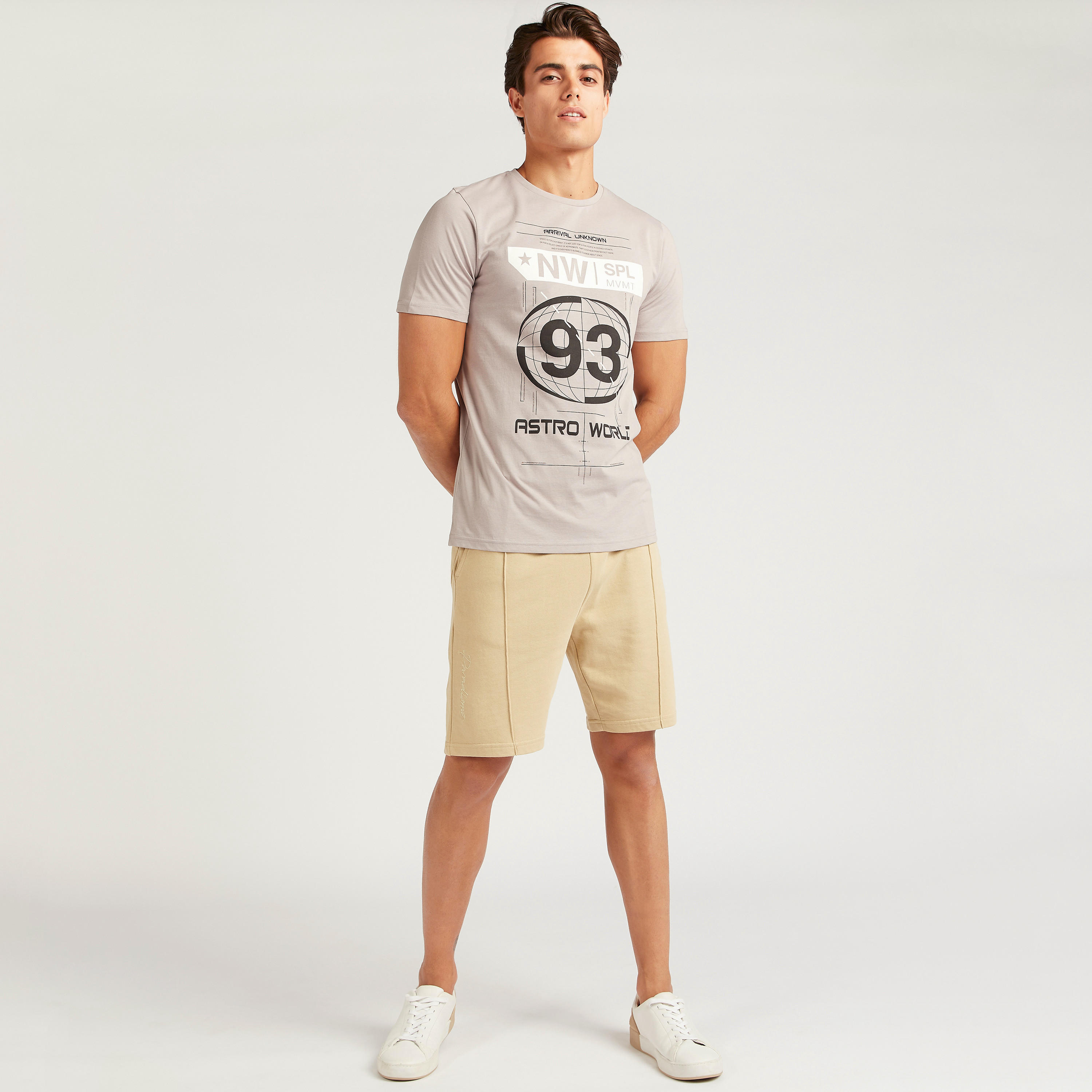 تيشيرت بياقة ضيّقة وأكمام قصيرة وطبعات-men-clothing-tshirtsandpolos-tshirts-image-2