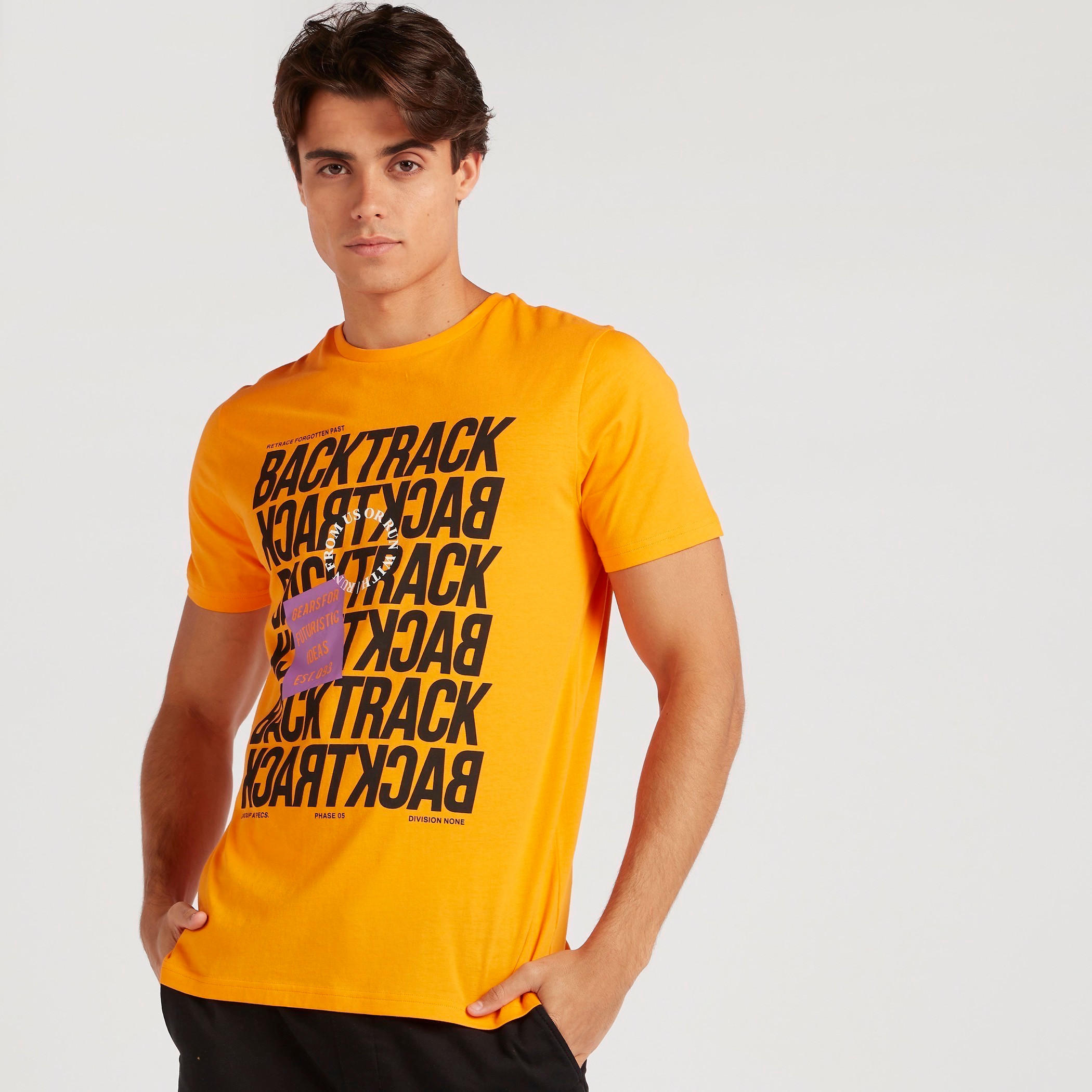 تيشيرت بياقة ضيّقة وأكمام قصيرة وطبعات-men-clothing-tshirtsandpolos-tshirts-image-1